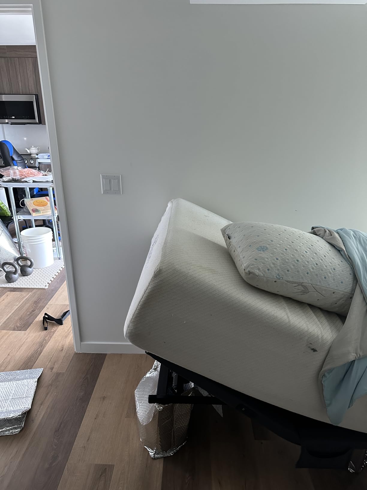 Marsail Queen Adjustable Bed Frame with Massage, Electric Adjustable Bed Base with Head & Foot Incline, Quiet Motor, USB Ports, LED Light, Height-Adjustable Legs customer photo 1