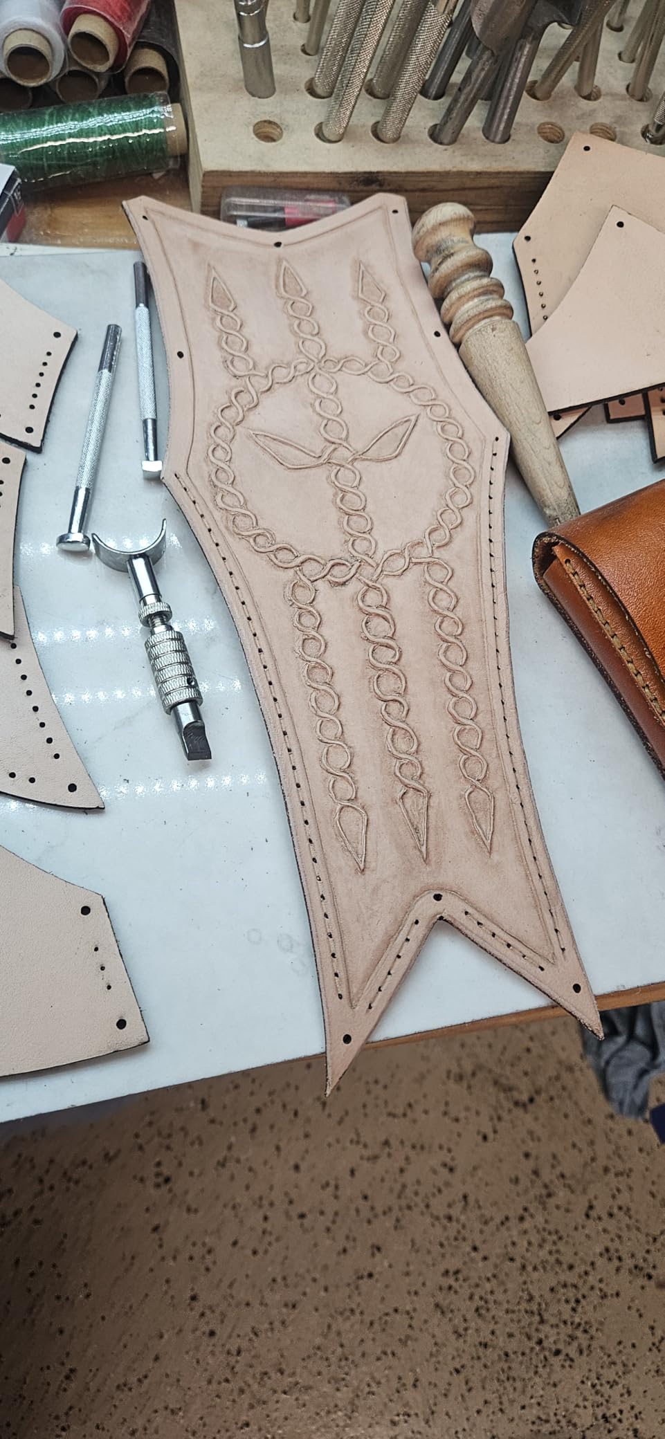 SHWAKK Leather Working Tools, All in One Leather Tooling Kit | Complete LeatherCraft Kit with Storage Bag, Stamping Tools for Sewing, Carving, Punching Stamping for Making and Handicrafts customer photo 1