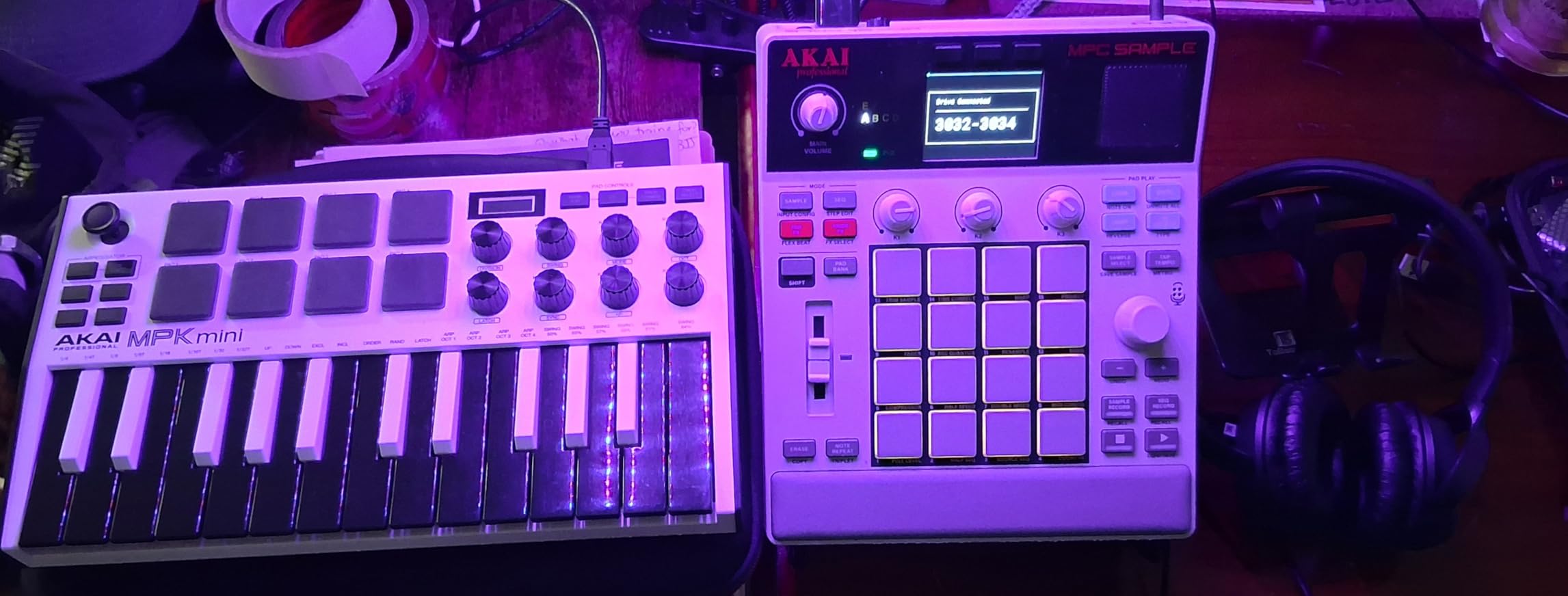 Akai Professional MPC Sample Portable Sampler | Standalone, Rechargeable Battery, USB-C, Speaker, Microphone, for Sampling, Sequencing and Music Production customer photo 1