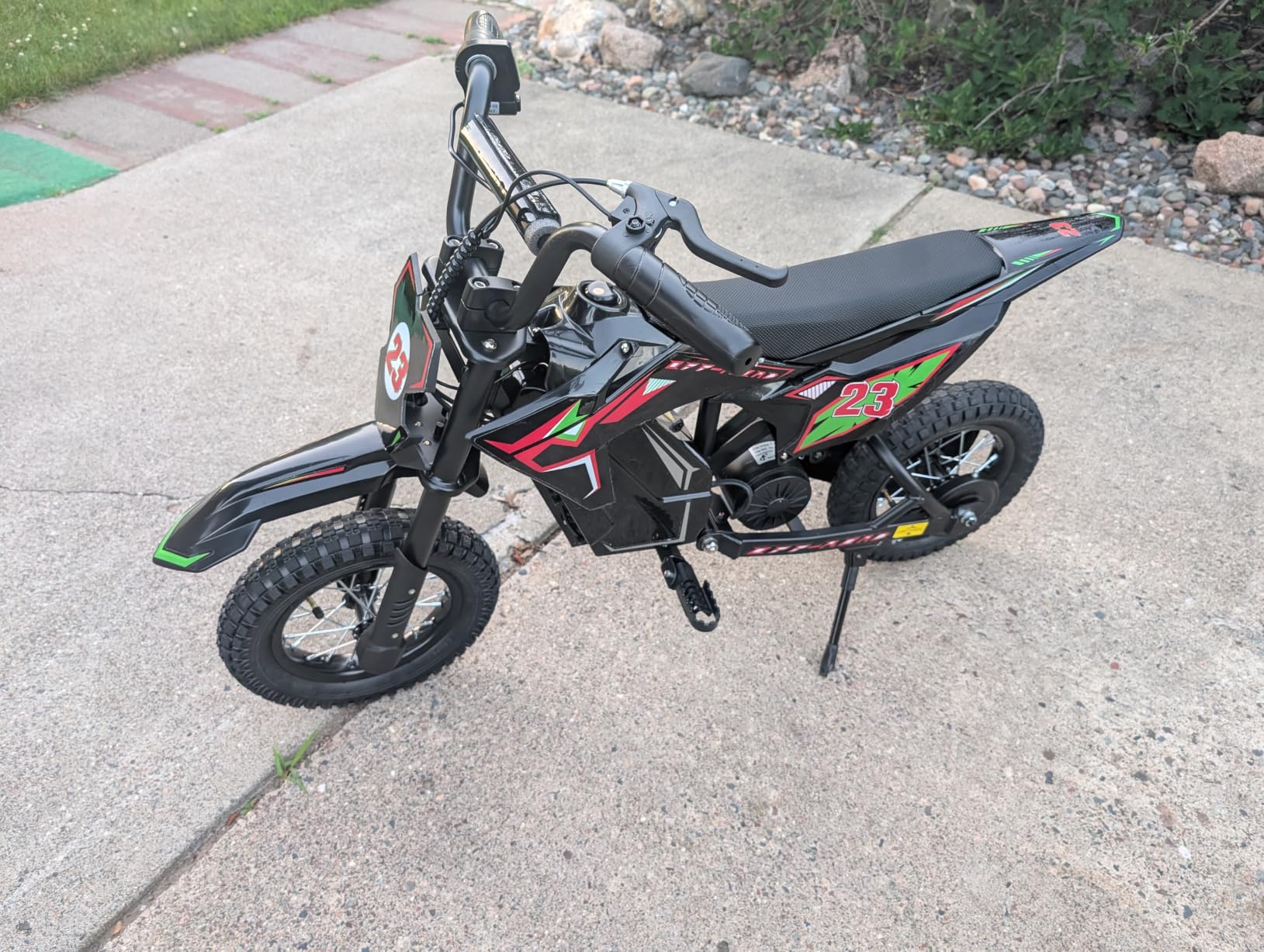 36V Electric Dirt Bike, 700W Peak Motor, Up to 15.5 MPH & 13.7 Miles, Rear Suspension & Dual Brakes, 3-Speed E-Bike for Kids Ages 3-10 (Black-Red) customer photo 1