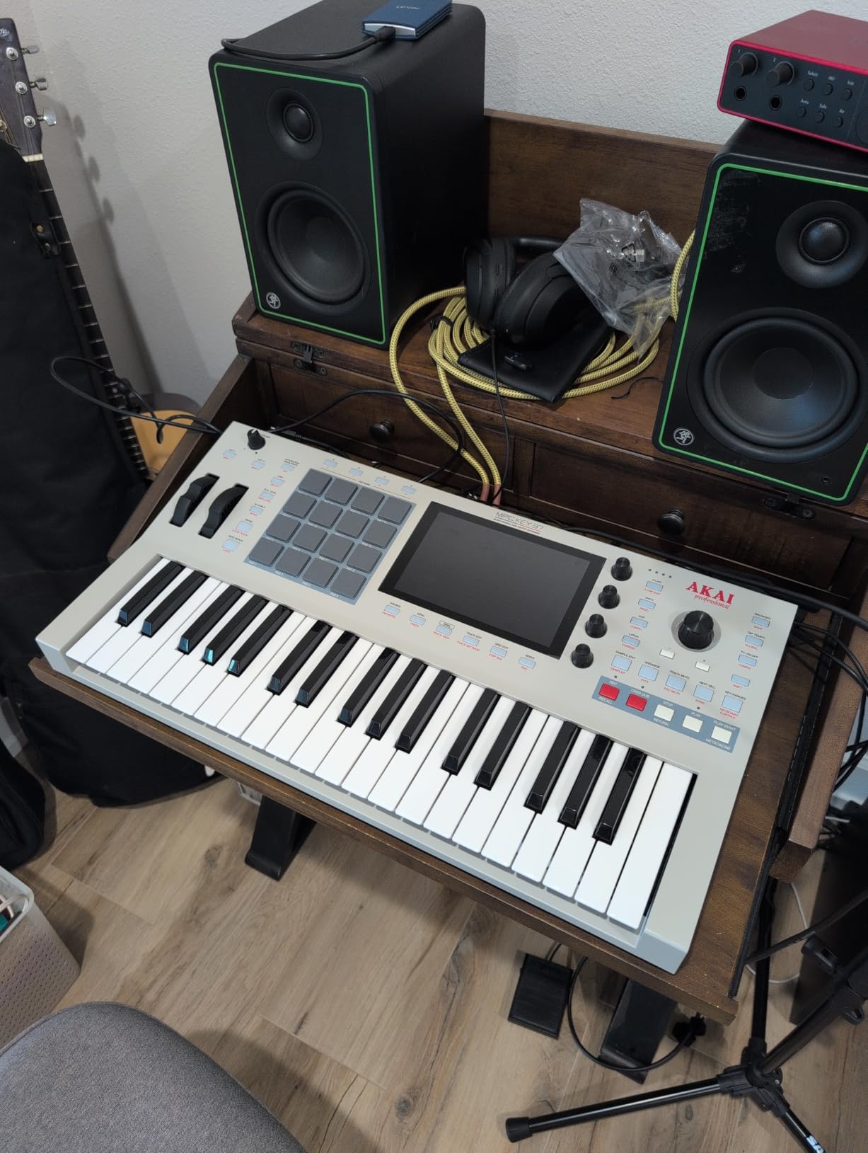 Akai Professional MPC Key 37 G2 Next-Gen Standalone Production Keyboard | Synthesizer for Producers, For Sampling & Sequencing, With USB-C, 37 Keys, 16 MPC Pads, 8-Core Processor, 4GB RAM customer photo 2