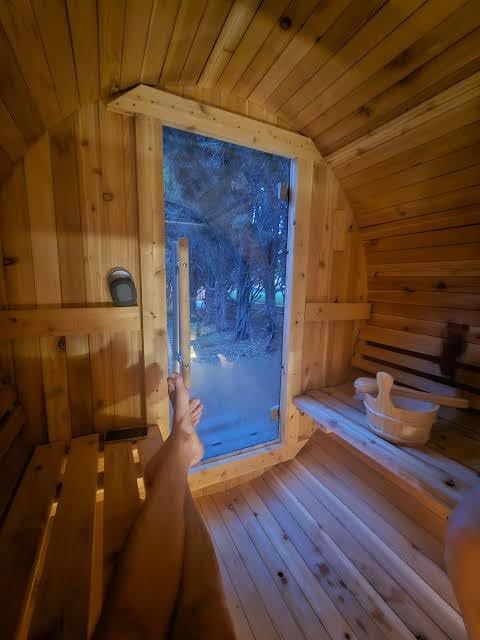 Outdoor Barrel Sauna, 4-6 Person Tradition Wood Dry & Steam Sauna with Sauna Stone, 220V/6KW Electric Heater with Sauna Stone, Sauna Accessories, Waterproof Tarpaulin customer photo 1