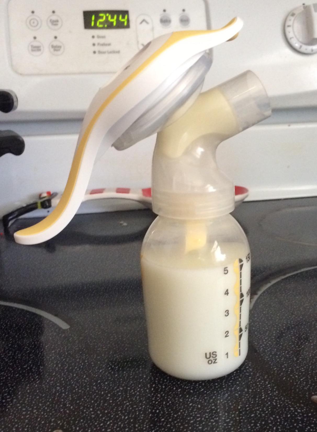 Medela, Harmony Breast Pump, Manual Breast Pump, Portable Pump, 2-Phase Expression Technology, Ergonomic Swivel Handle, Easy to Control Vaccuum, Designed for Occasional Use customer photo 1
