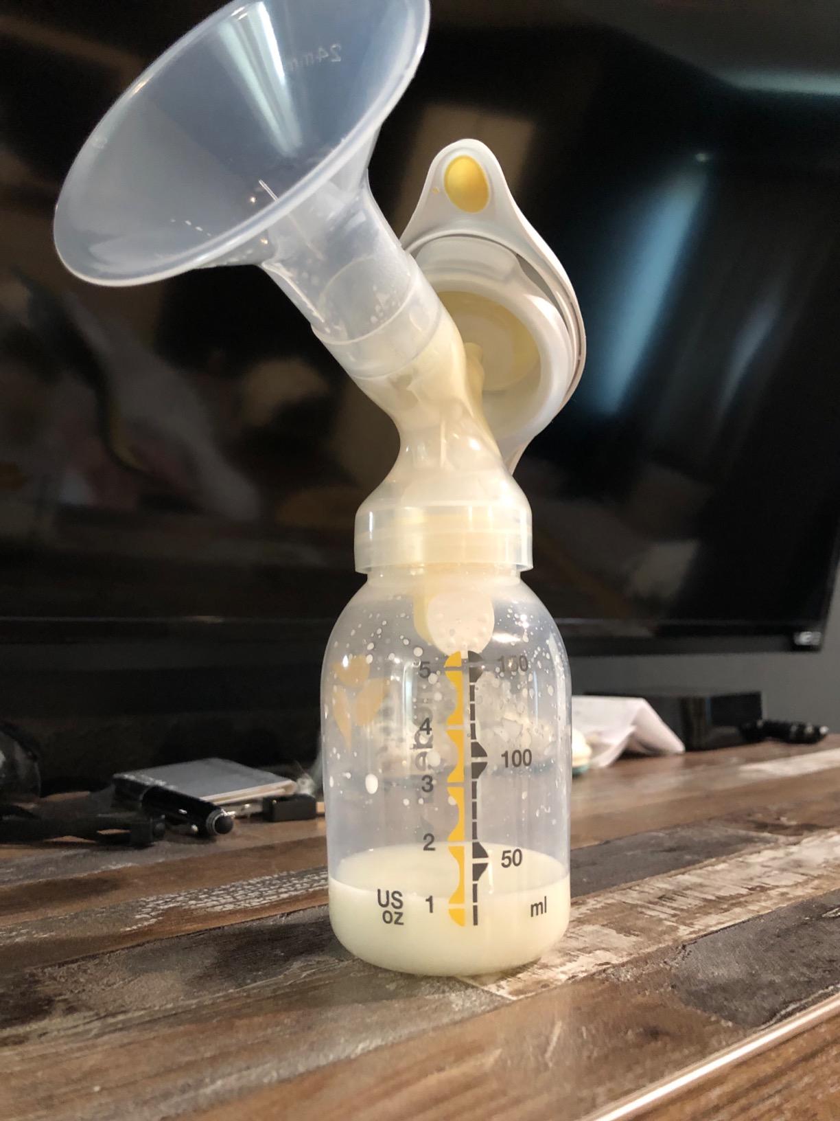 Medela, Harmony Breast Pump, Manual Breast Pump, Portable Pump, 2-Phase Expression Technology, Ergonomic Swivel Handle, Easy to Control Vaccuum, Designed for Occasional Use customer photo 2