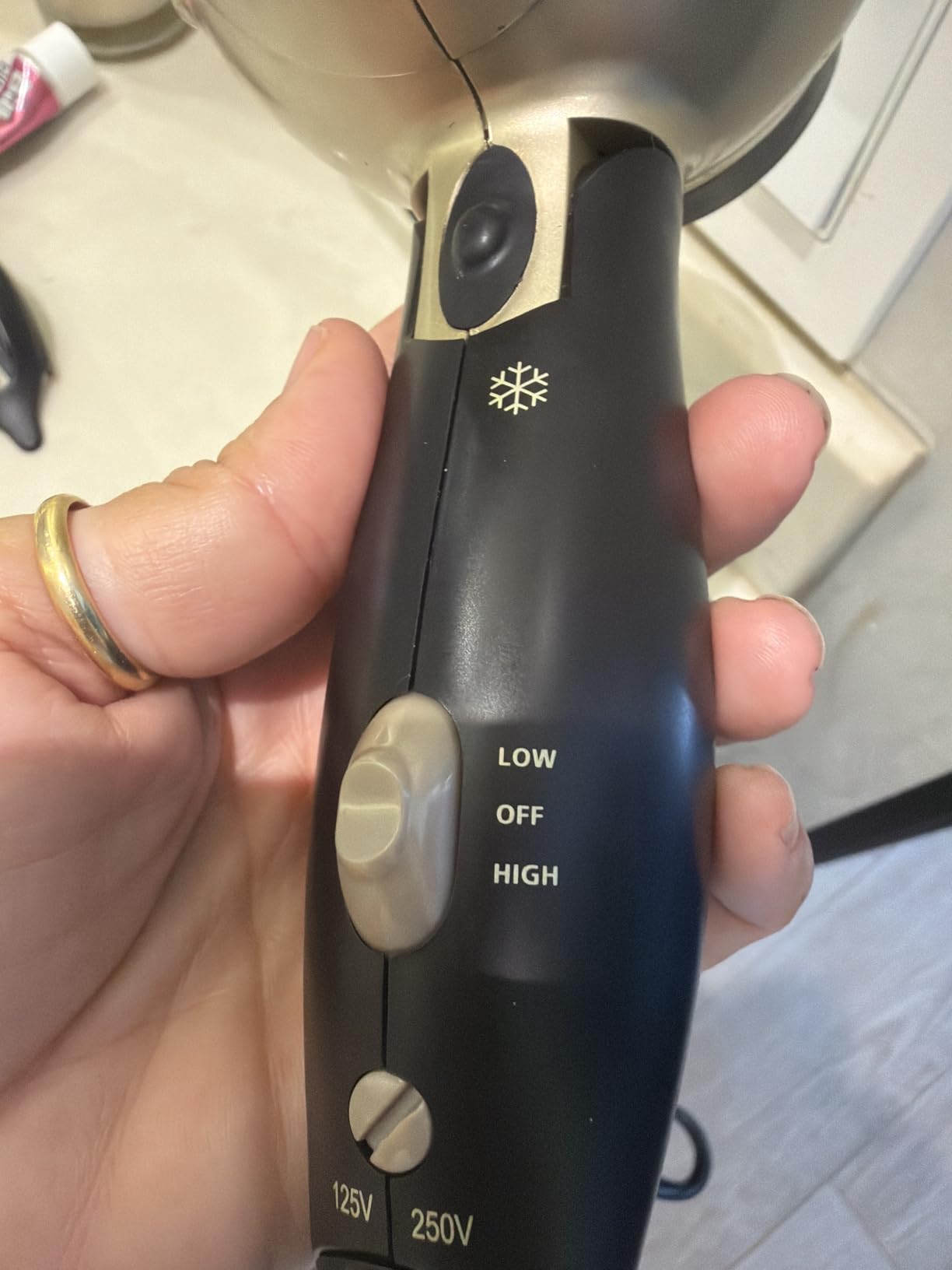 REVLON 1875W Compact Folding Handle Hair Dryer, Ionic Technology for Less Frizz, 2 Heat/Speed Settings + Cool Shot customer photo 1