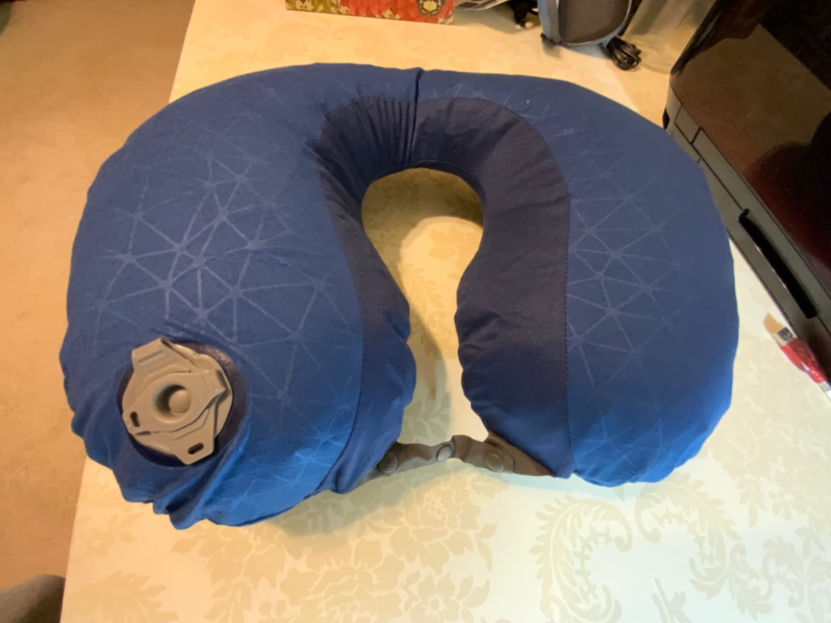 Sea to Summit Aeros Premium Traveller Inflatable Neck Pillow, Navy Blue - Luxurious, lightweight inflatable neck pillow with an ergonomic shape delivers max comfort for airplane and car travel customer photo 1