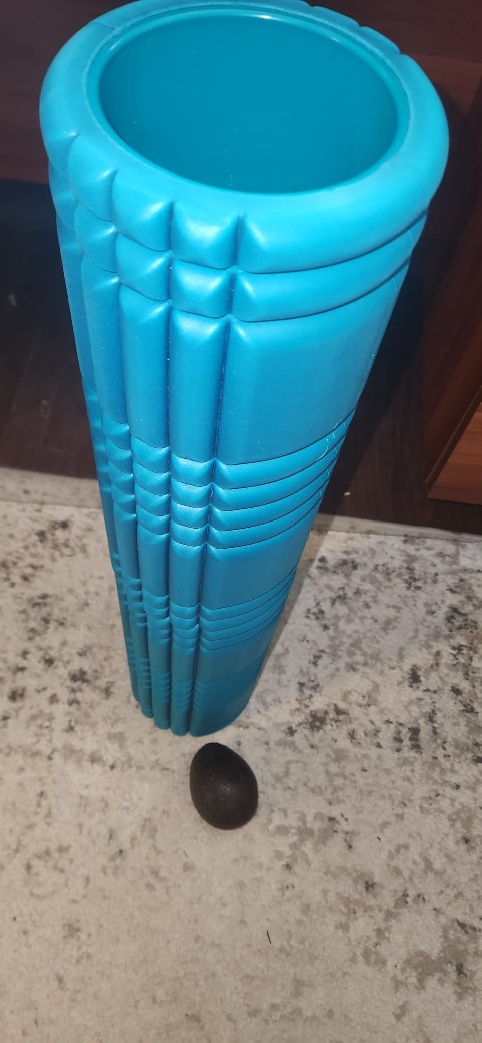 TriggerPoint Grid 2.0 Foam Roller for Deep Tissue Massage and Muscle Recovery, 26 Inch Multi-Density EVA with Hollow Core, Supports 500 Pounds, Black customer photo 1