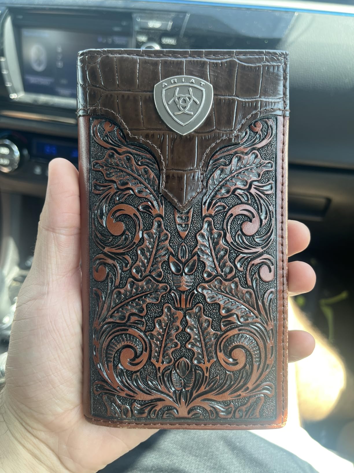 ARIAT Men's Tooled Oak Front & Gator Print Top Shield Leather Rodeo Wallet customer photo 1
