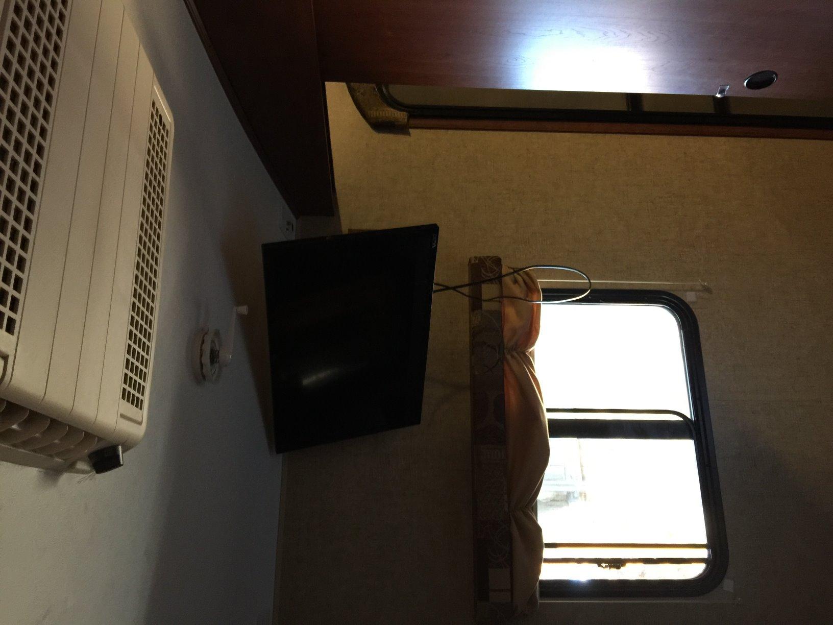 Mount-It! Lockable RV TV Mount for Camper, Trailer, Motorhome, Truck & Boat, Full Motion, Quick Release, Rust-Resistant Aluminum, Dual Wall Plates for Indoor & Outdoor, 19-43 TVs, 33 lbs, VESA 200x200 customer photo 1