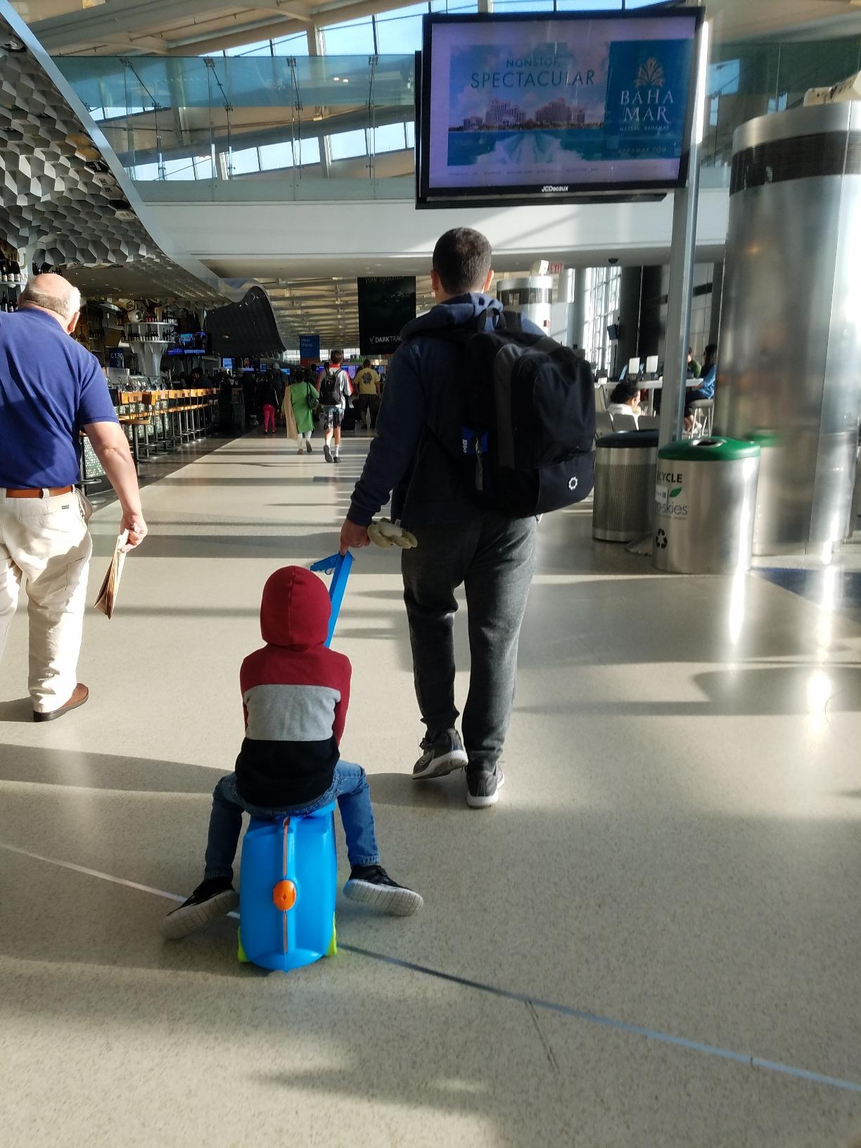 Trunki Ride-On Kids Suitcase - Una Unicorn Turquoise (Tow-Along Toddler Luggage) customer photo 1