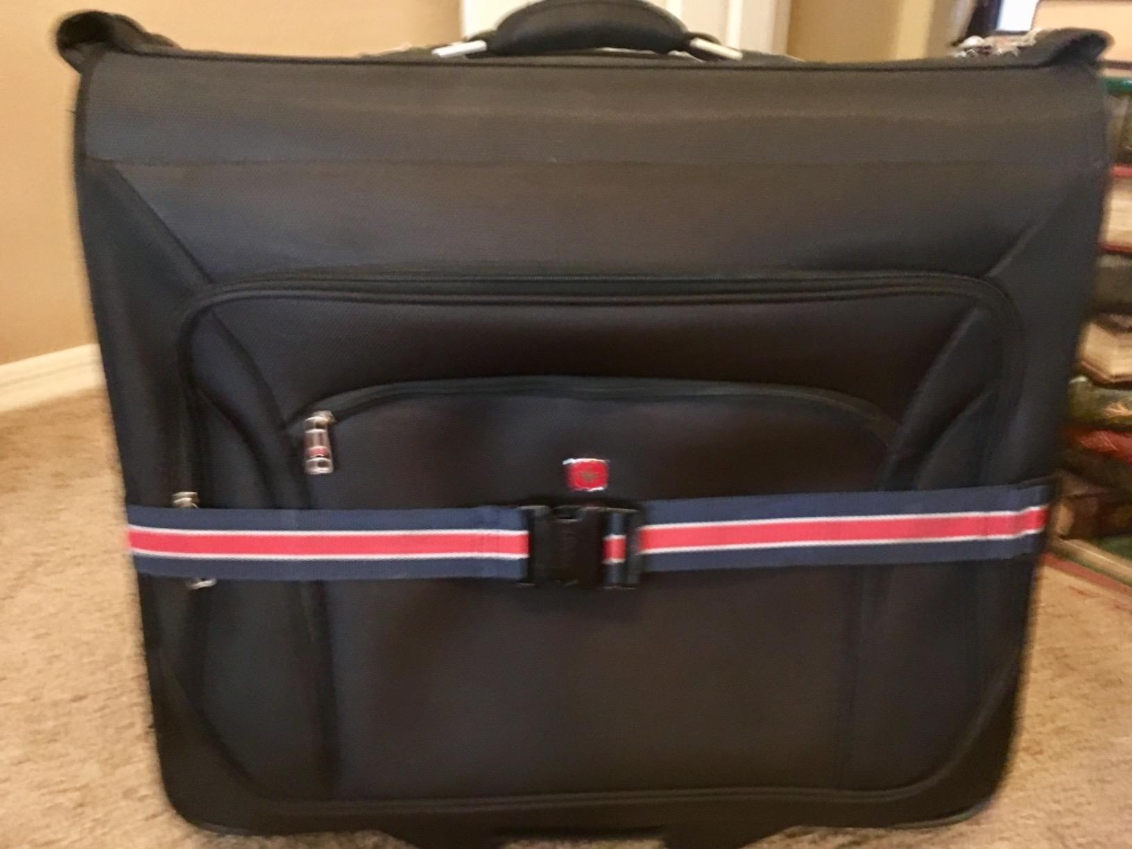 SwissGear 7895 Premium Rolling Garment Bag, Bonus Hanging Feature, Men's and Women's, 24-Inch Luggage - Black customer photo 2