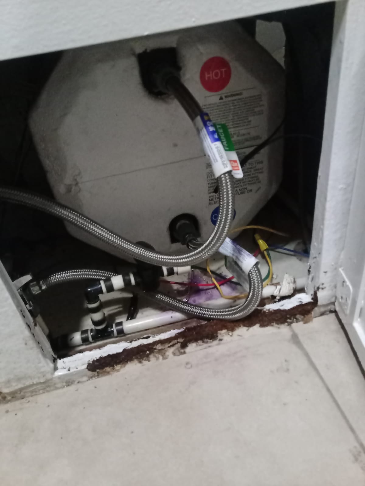 Suburban SW6D 6-Gallon RV Water Heater, Direct Spark Ignition (5238A) customer photo 1