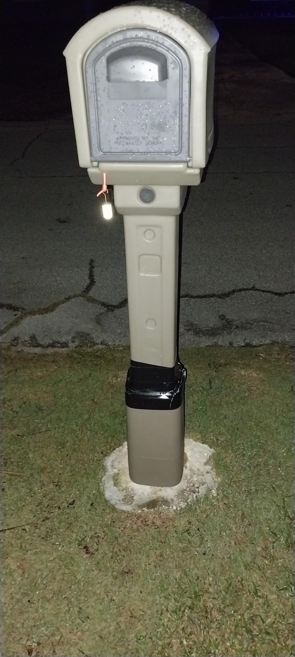 Step2 MailMaster Express Mailbox & Post, Weather Resistant, Large Outdoor Mailboxes, Made of Durable Plastic, Easy to Install, Flag Included, Mocha customer photo 1