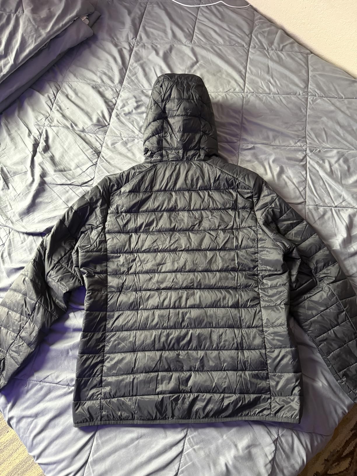 Amazon Essentials Men's Lightweight Water-Resistant Packable Hooded Puffer Jacket customer photo 1