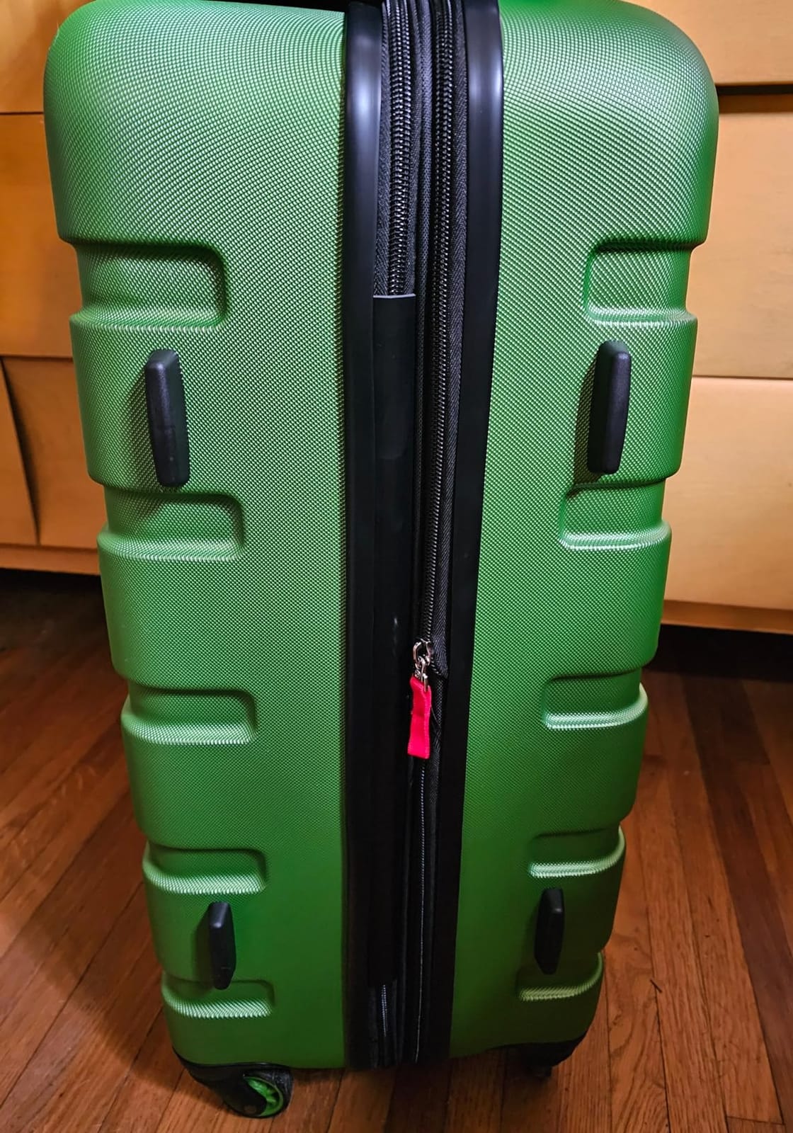 SwissGear 7366 Signature Hardside Expandable Luggage with Spinner Wheels, TSA Lock, Black, Checked-Large 27-Inch customer photo 1