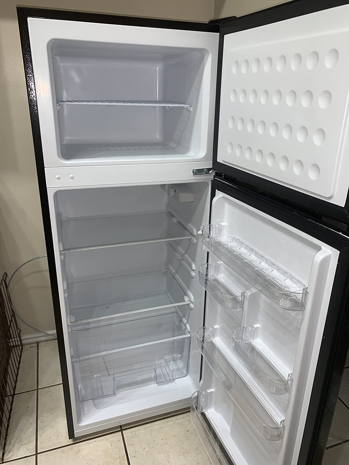 ARCTIC CHEF ACFR741BLACKAMZ6COM Apartment Size-Top Freezer-2 Door Fridge-Adjustable Thermostat Control-Black-7.5 Cubic Feet customer photo 1