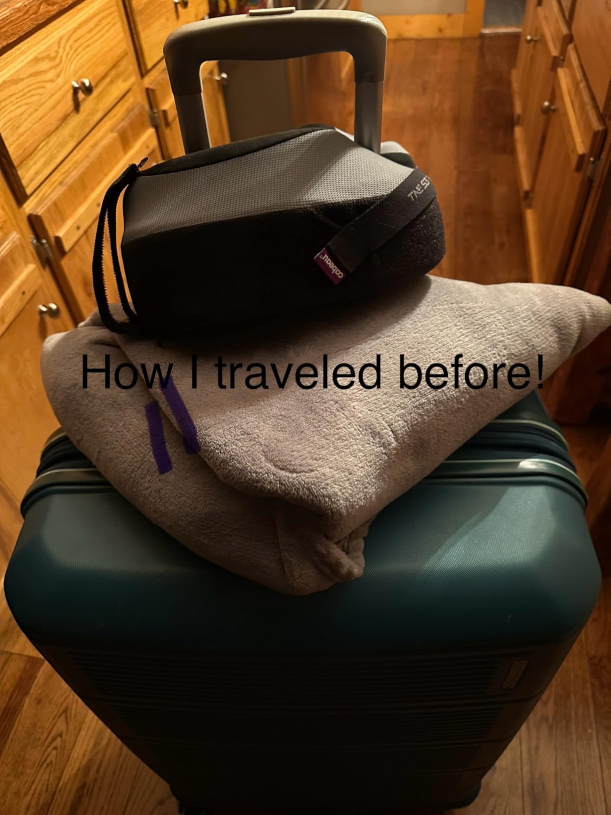 EverSnug Travel Blanket and Pillow - Premium Soft 2 in 1 Airplane Blanket with Soft Bag Pillowcase, Hand Luggage Sleeve and Backpack Clip (Navy Blue) customer photo 1