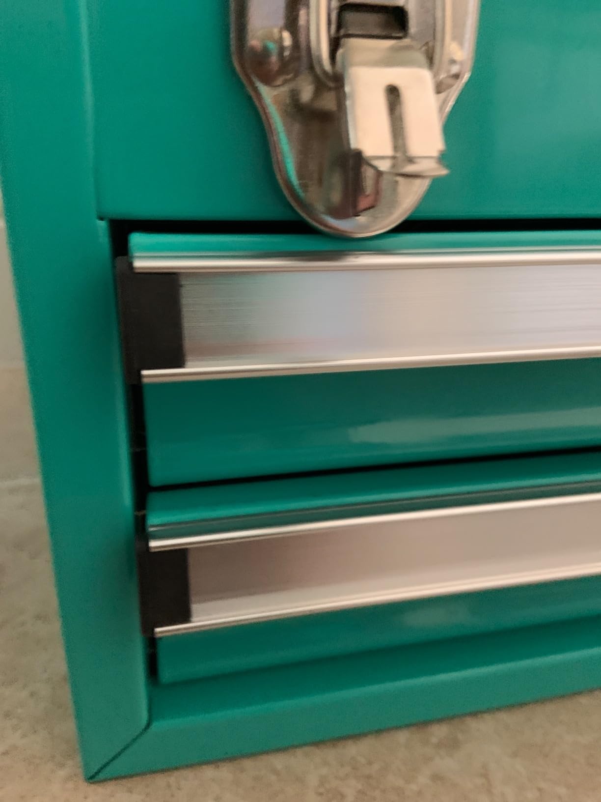 Amazon Basics Metal Tool Box with Drawers, Storage and Organization Tool Chest, Powder Coat Finish, 18.1 x 8.7 x 9.5 in, Turquoise customer photo 1