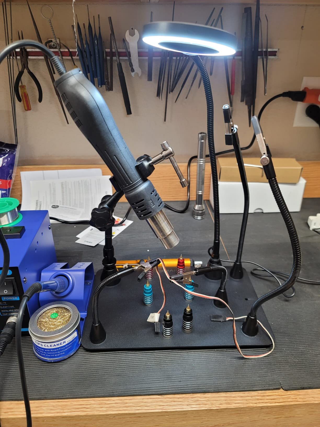 NOEVSBIG Magnetic Helping Hands Soldering Station with Large & Heavy Duty Base,2.16-inch Jaw Opening Soldering Clamp,4 PCB Holders,4 Flexible Arms Helping Hands for Electronic Repair Soldering Jewelry customer photo 1