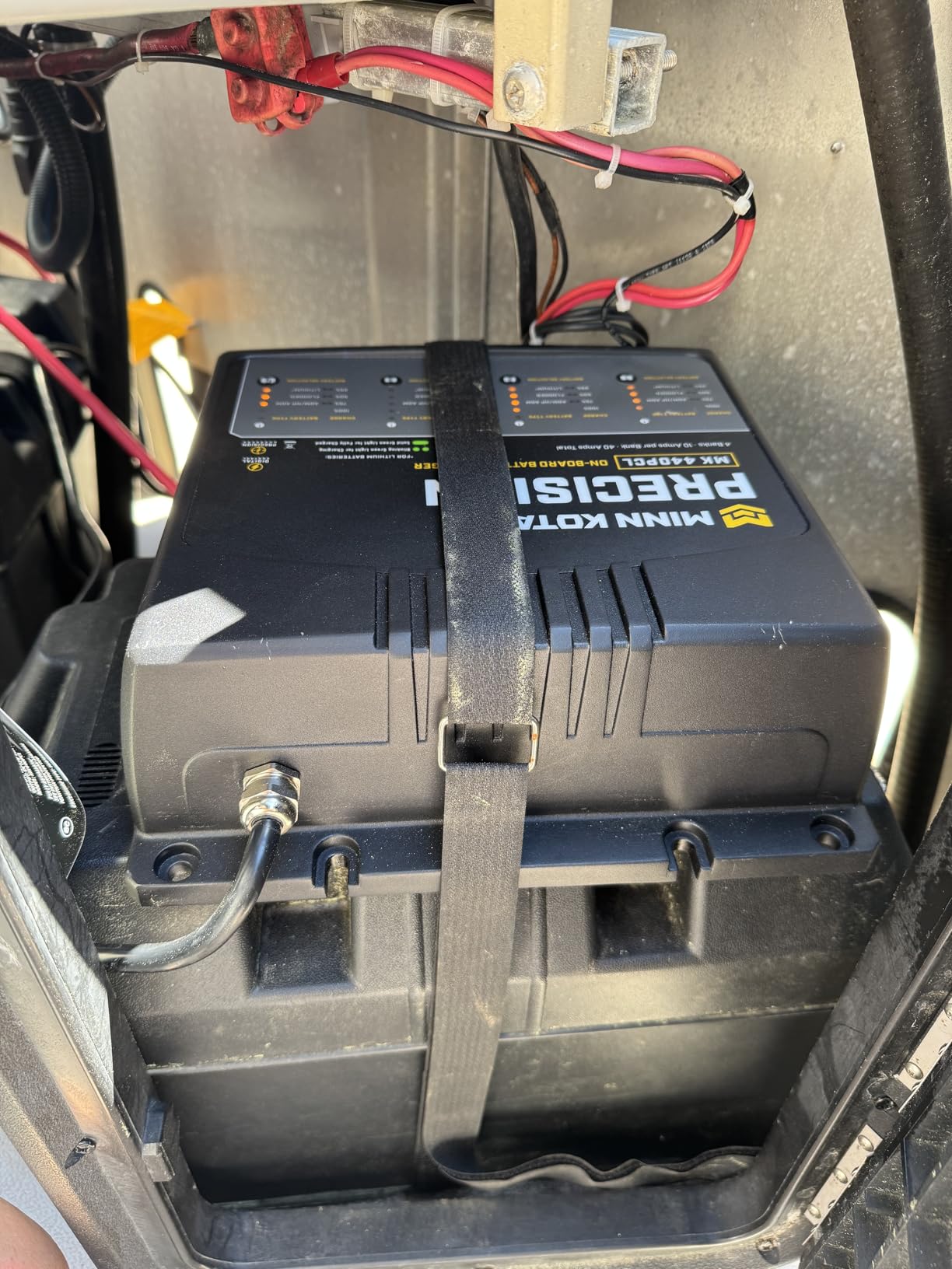 Minn Kota Precision MK-440PCL On-Board Marine Battery Charger – 4 Banks, 10 Amps Each customer photo 1