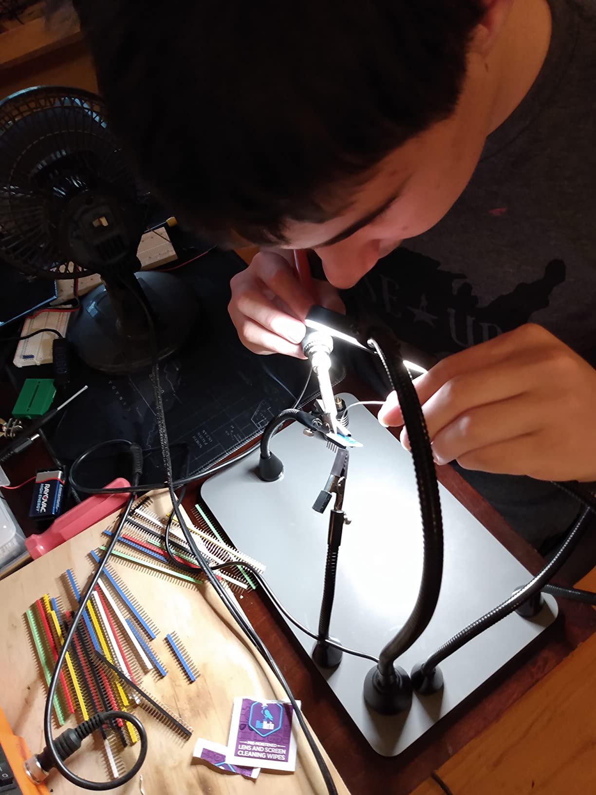 SainSmart Magnetic Helping Hands Soldering Station with an 11.1 x 7.1 Inch Larger Base, 5X LED Magnifying Lamp, 4 PCB Circuit Board Holder & 4 Flexible Magnetic Helping Hands customer photo 1
