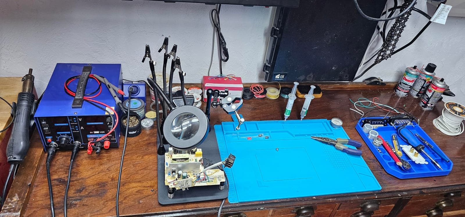 Magnetic Helping Hands Soldering Third Hand, PCB Circuit Board Holder with 3X LED Magnifying Lamp, 360 Hot Air Gun Holder, Extra Large & Heavy Duty Base Plate | Flexible Arms for Soldering Station customer photo 1