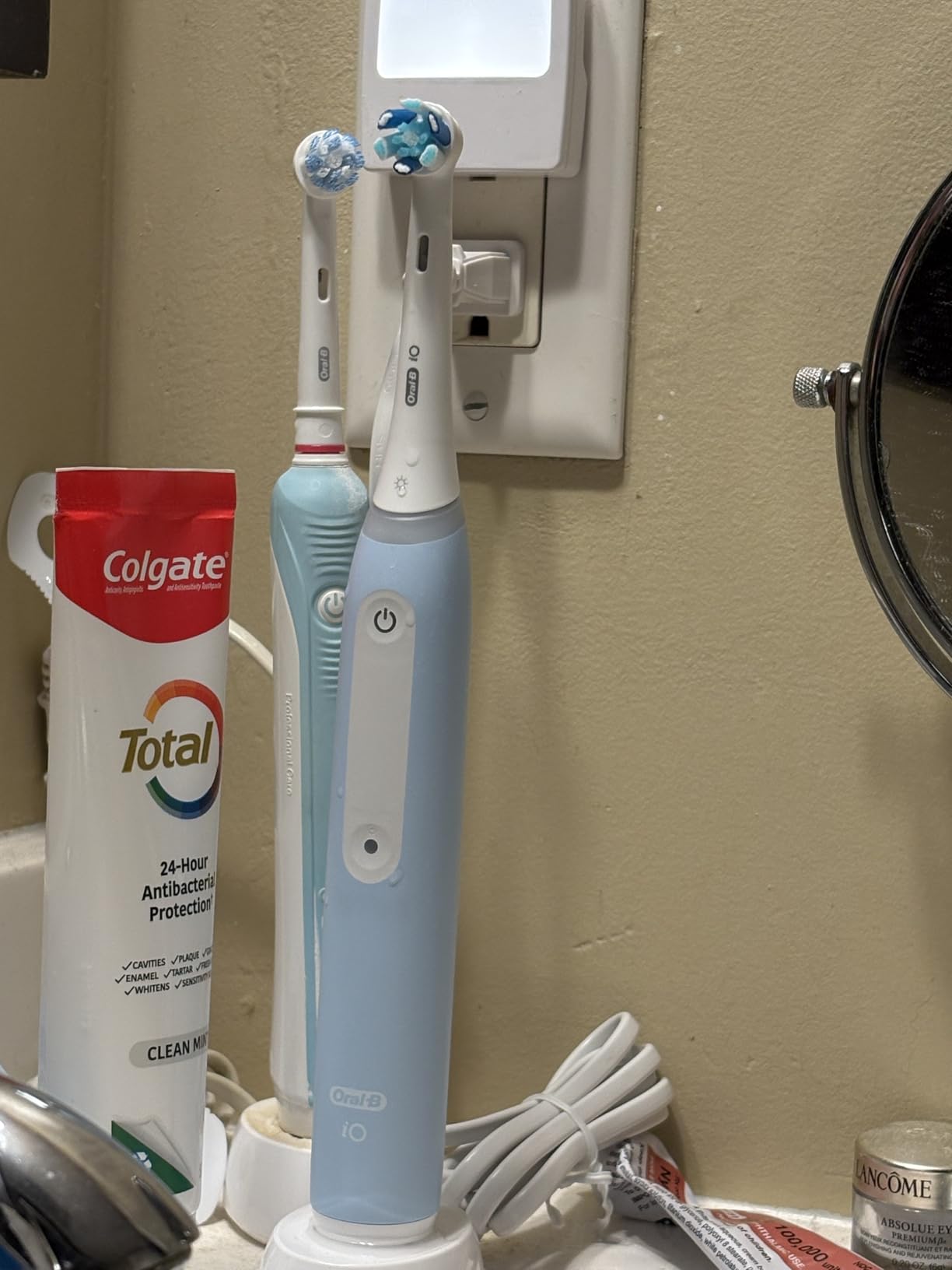 Oral-B iO Series 3 Limited Deep Clean Rechargeable Electric Toothbrush for Adults, Black, 3 Modes, Smart Pressure Sensor, Plaque Removal and Gum Care, 2 Replacement Brush Heads, Travel Case customer photo 1
