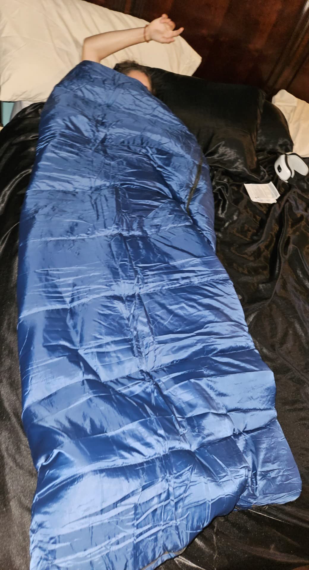Amazon Basics 30°F Cool Weather Sleeping Bag for Adults, Warm and Comfortable, Compact Lightweight, 75