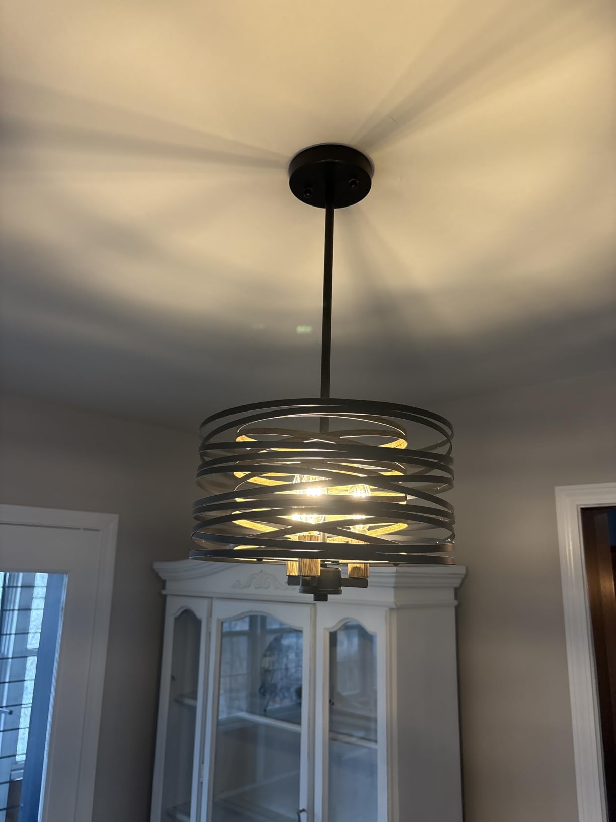 ACNKTZ 19.7'' Farmhouse Dining Room Light Fixture, 5-Light Metal Drum Chandelier, Black with Retro Wood Texture Interior customer photo 2