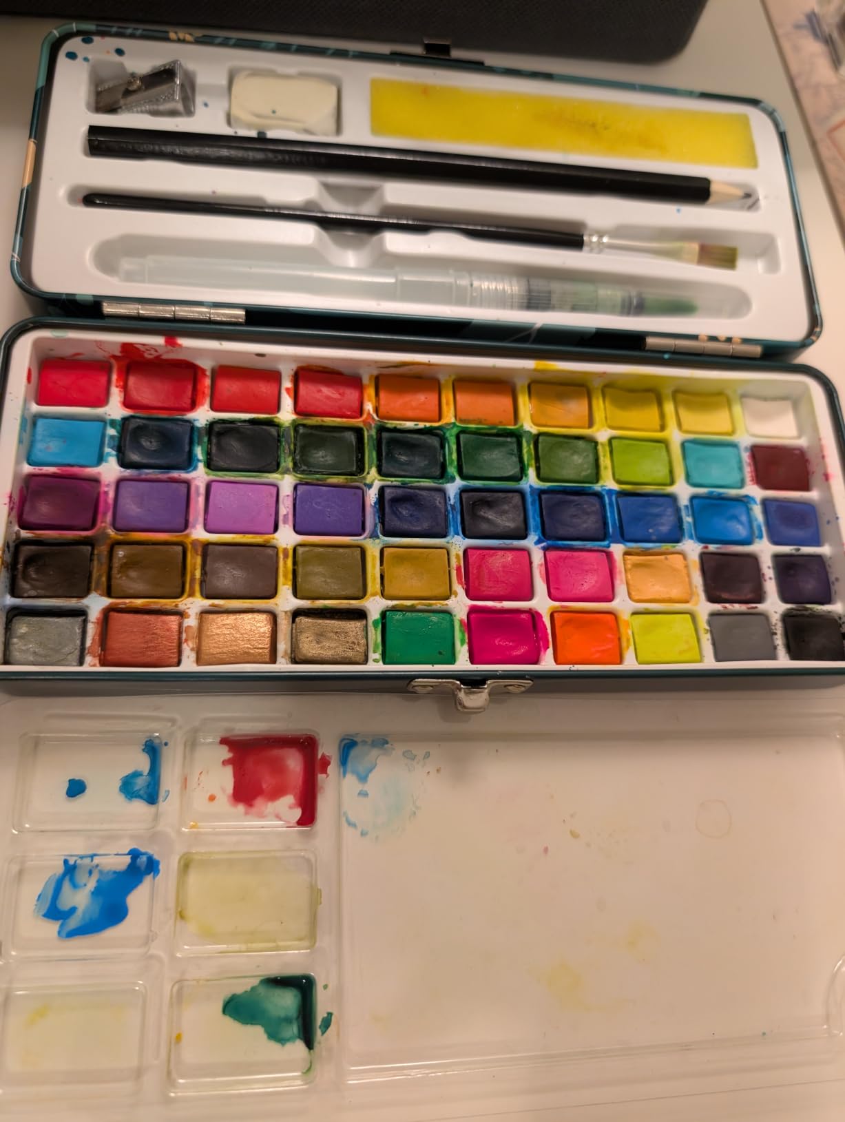 Artecho 50-Color Watercolor Paint Set, Compact Travel Tin Case | 50 Colors: 46 Classic & 4 Fluorescent; 2 Brushes and 10 Watercolor Sheets for Beginners, Gifting and Travel Painting customer photo 1