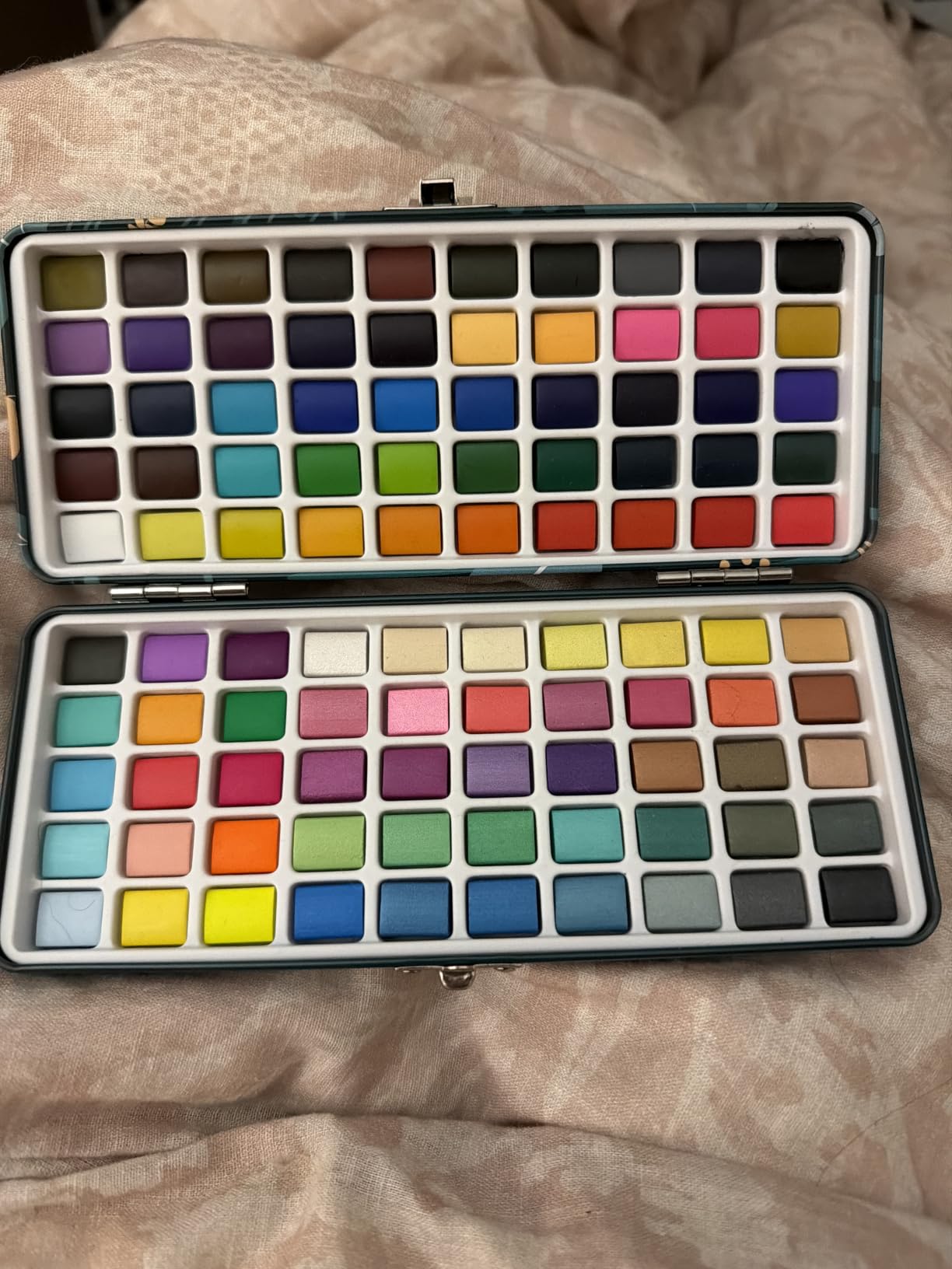 Artecho 50-Color Watercolor Paint Set, Compact Travel Tin Case | 50 Colors: 46 Classic & 4 Fluorescent; 2 Brushes and 10 Watercolor Sheets for Beginners, Gifting and Travel Painting customer photo 2