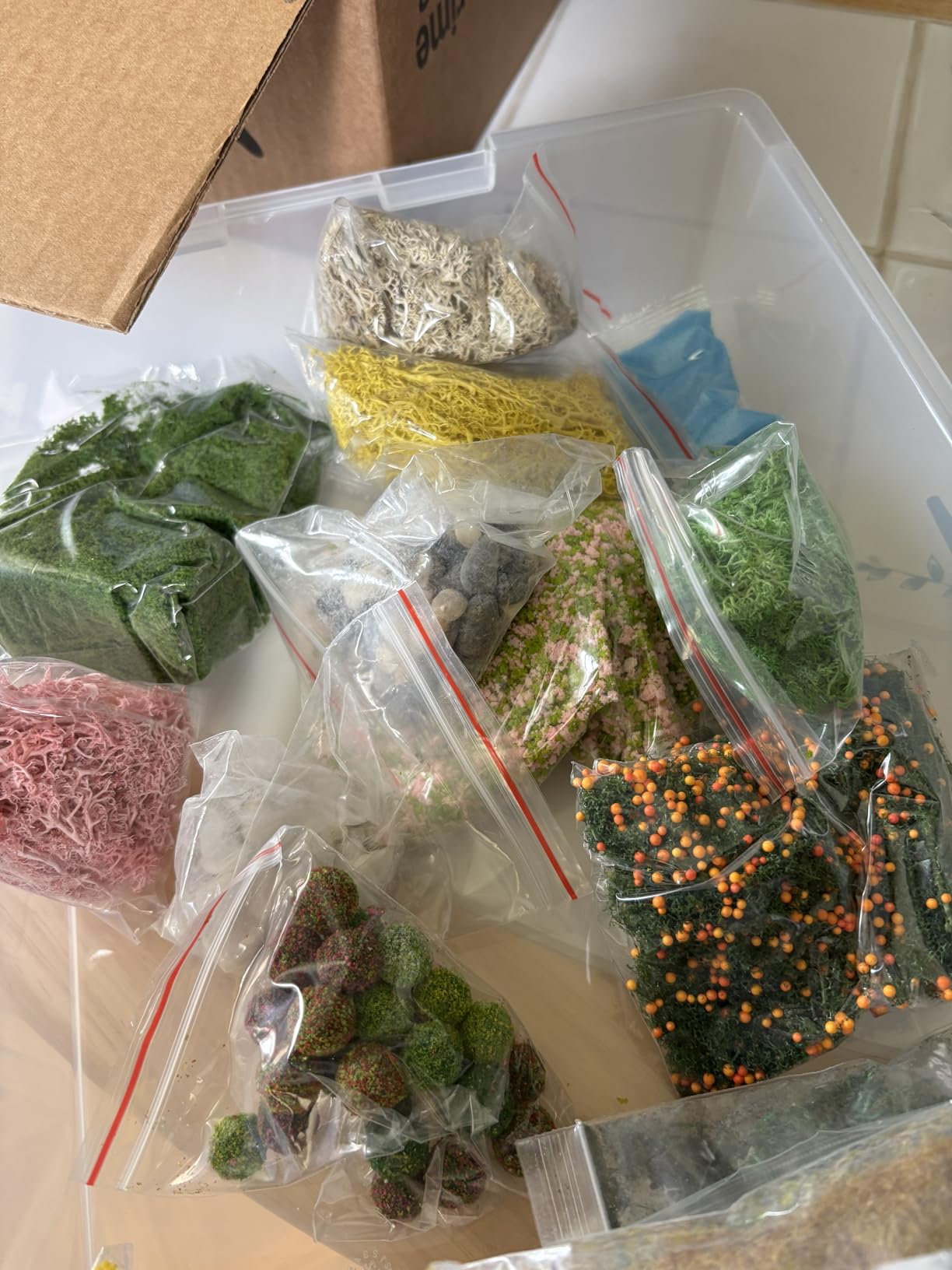 QuarenDen Scenery Basing Material Kit, 12 Bags, Diorama Supplies, Decorative Sand, Stone, Grass, Moss Stick, River for Model Railway, Fairy Garden Diorama Scenery customer photo 2