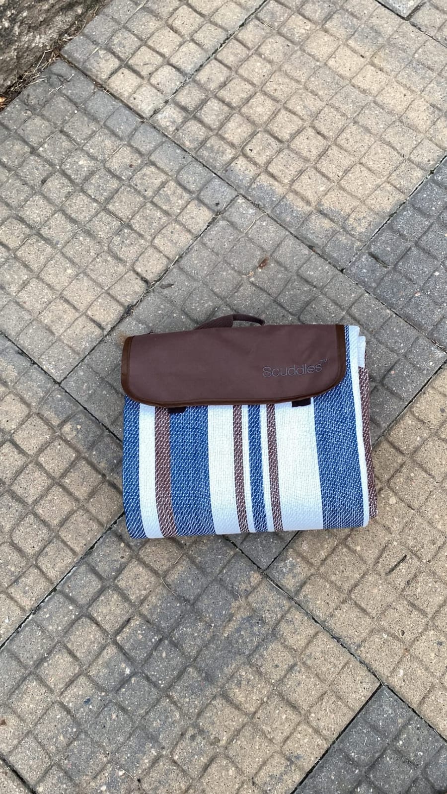 scuddles Extra Large Picnic Blanket 80 x 80 Inch, Waterproof Outdoor Mat with 3 Layer Soft Cushion, Foldable Compact Design with Carry Strap for Beach, Camping, Hiking, Parks and Travel Use customer photo 2