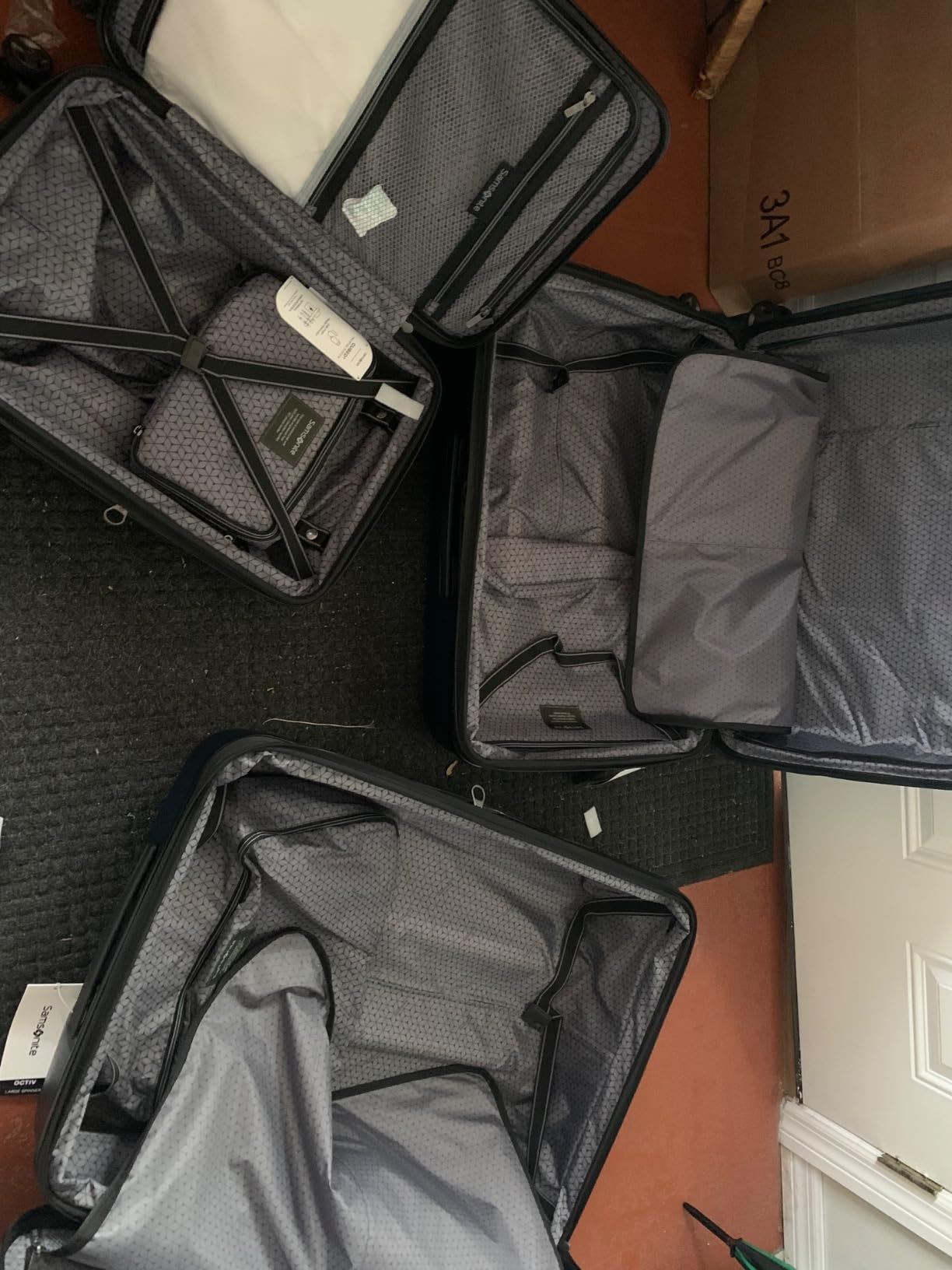 Travelpro Octiv Lightweight Hardshell 3-Piece Luggage Set (20/24/28) - Durable & Impact Resistant, 360° Aero Trac Spinner Wheels, Adjustable Telescopic Handle, Expandable, TSA Approved Lock - Black customer photo 1