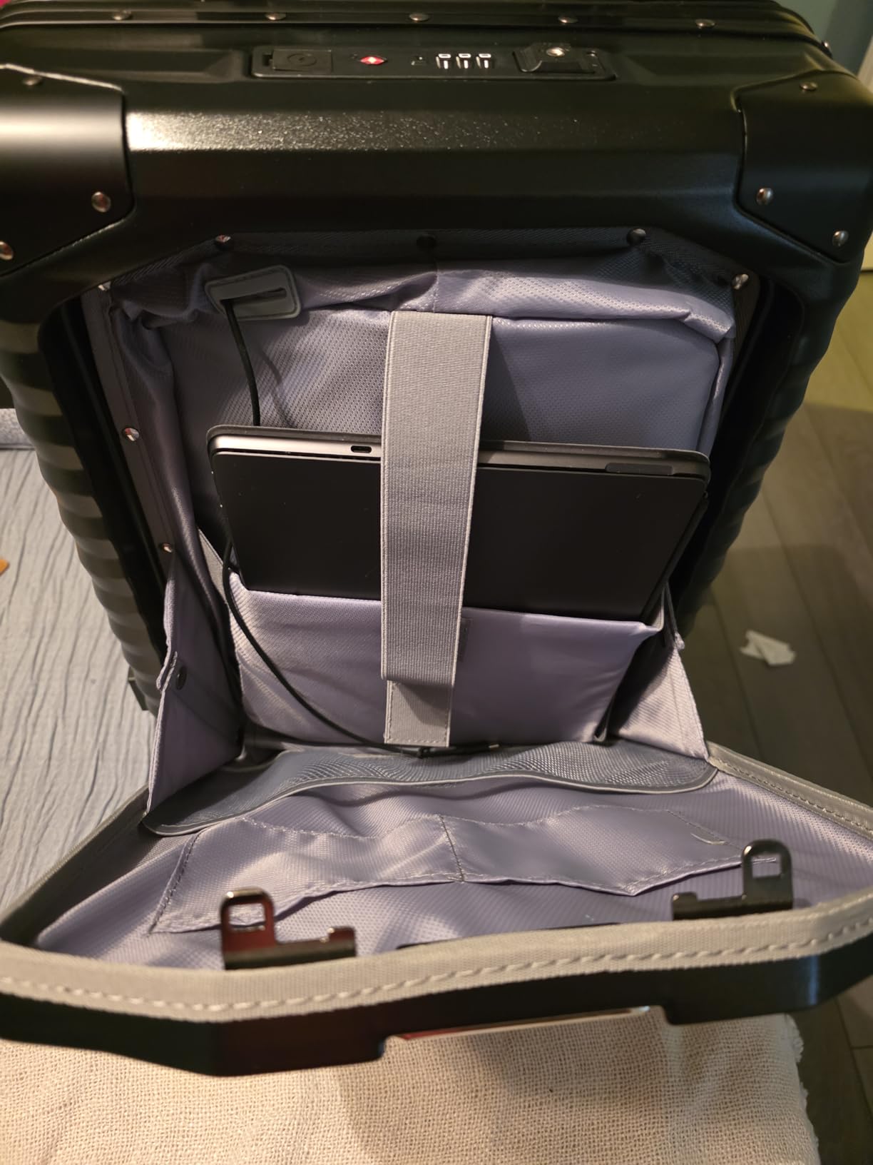 20 Inch Carry on Luggage with Aluminium Frame and Front Pocket customer photo 1