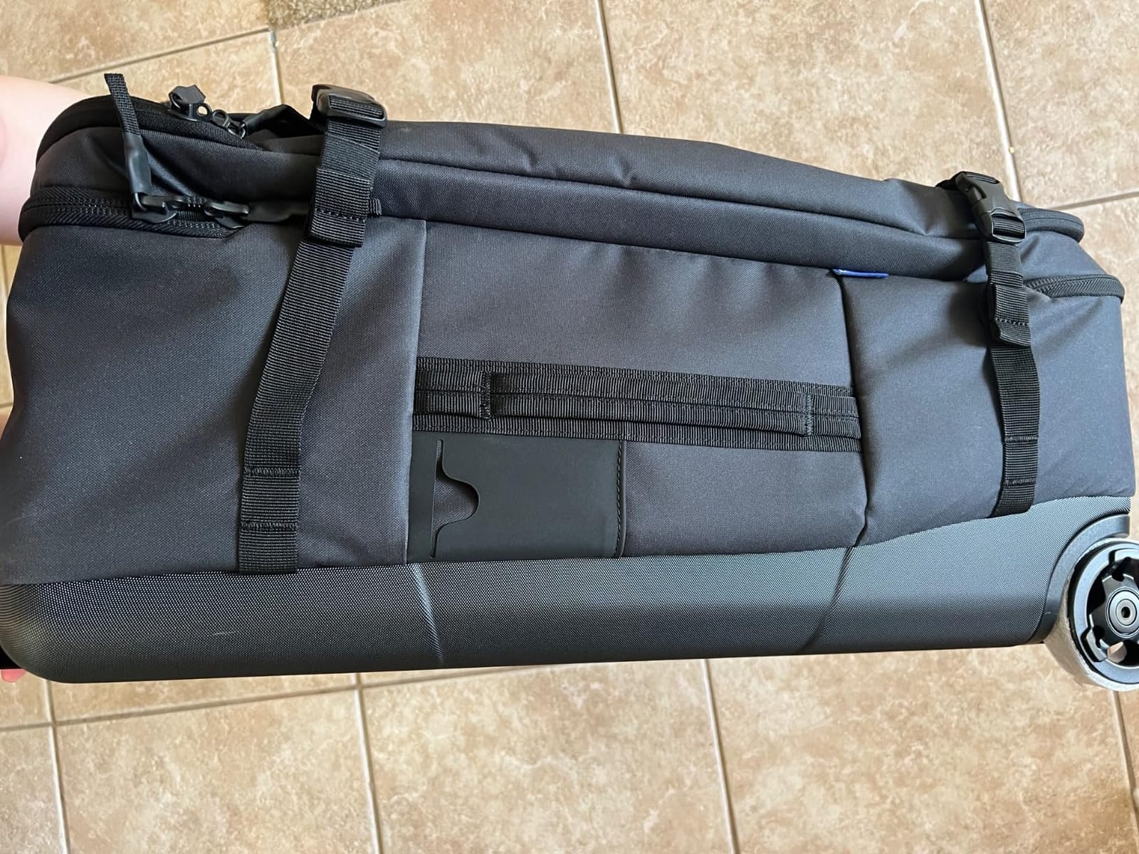 Thule Aion 70cm Wheeled Duffel - Wet/Dirty Storage Pocket - Smooth Rolling Wheels - Interior Compression Straps - Lockable Exterior Zippers - 100% Recycled PFC-Free Waxed Canvas Fabric customer photo 1