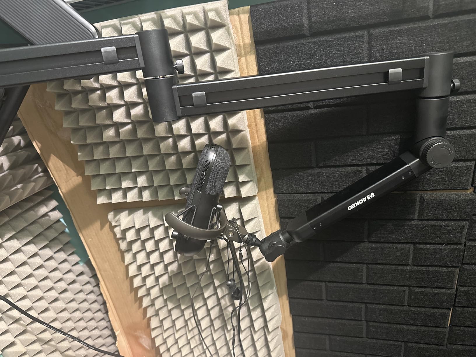 Microphone Arm,Aokeo AK-58i Desk Low Profile Mic Boom Arm Stand,Suitable For Blue Yeti,Snowball iCE,HyperX QuadCast,SoloCast,Elgato Wave,Etc customer photo 1