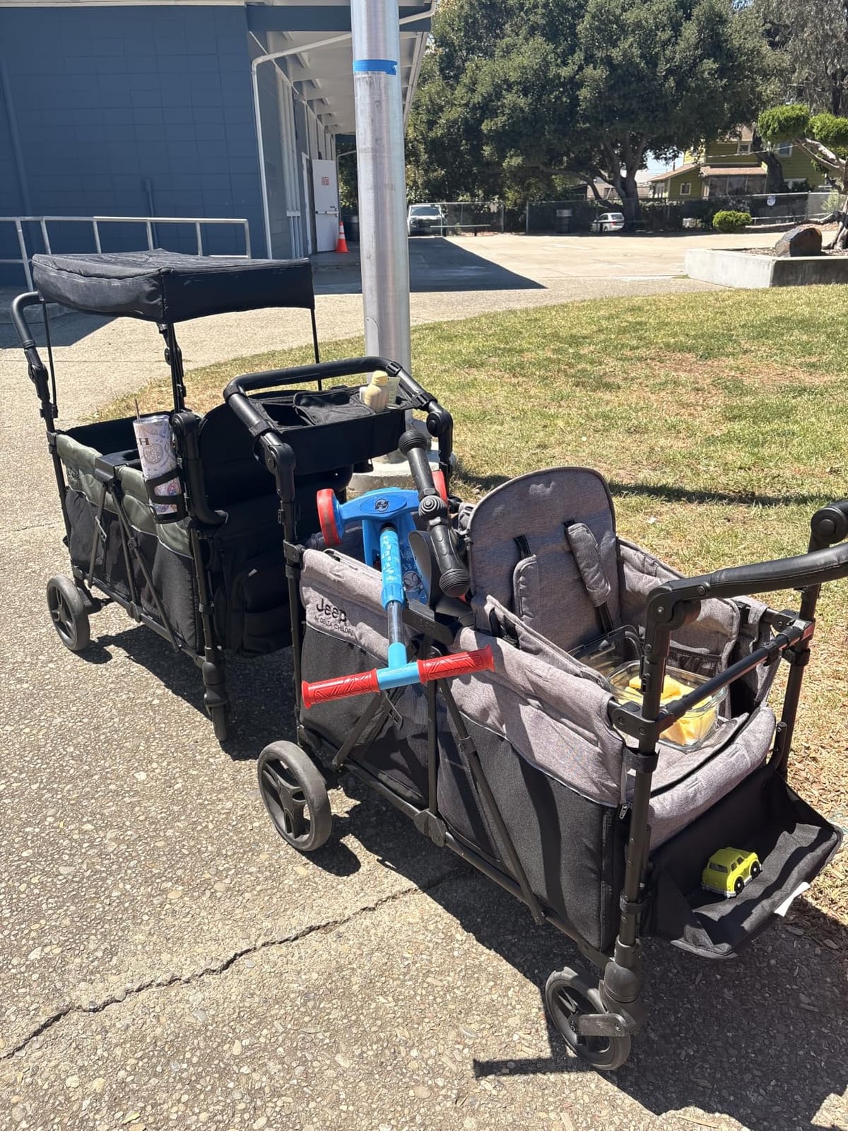 Delta Children - Jeep Aries Stroller Wagon - Premium Wagon for 2 Kids with Convertible Seats, Adjustable Push/Pull Handles, Removable Canopy & Flat Fold - Greenguard Gold Certified, Grey customer photo 1