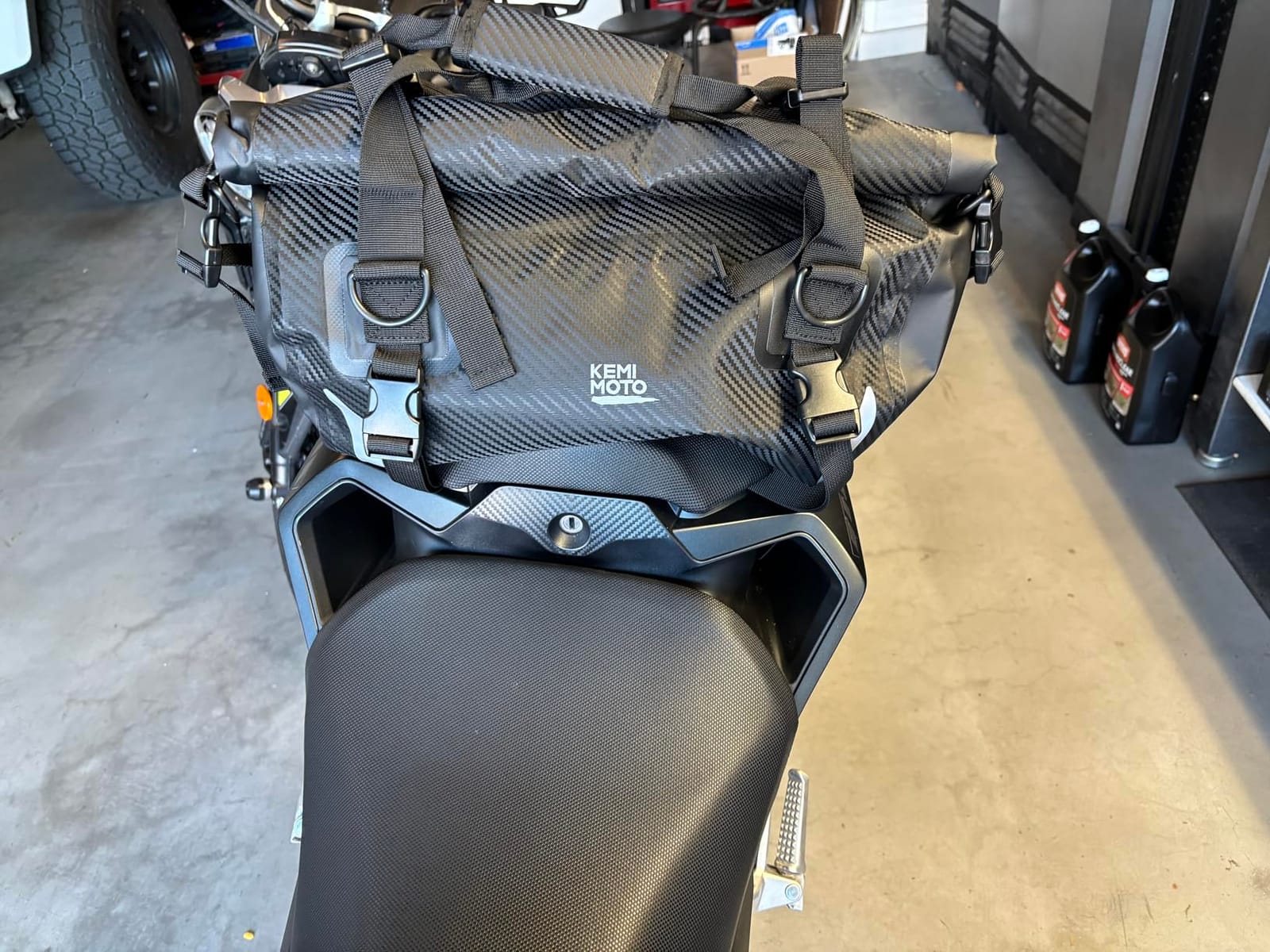 KEMIMOTO Waterproof Motorcycle Dry Bag – Duffle Tail Bag Soft Luggage, 25L/40L/65L Large Capacity with 4 Quick-Release Straps, Dustproof for Touring, Adventure, Motorcycling & Camping Black customer photo 2