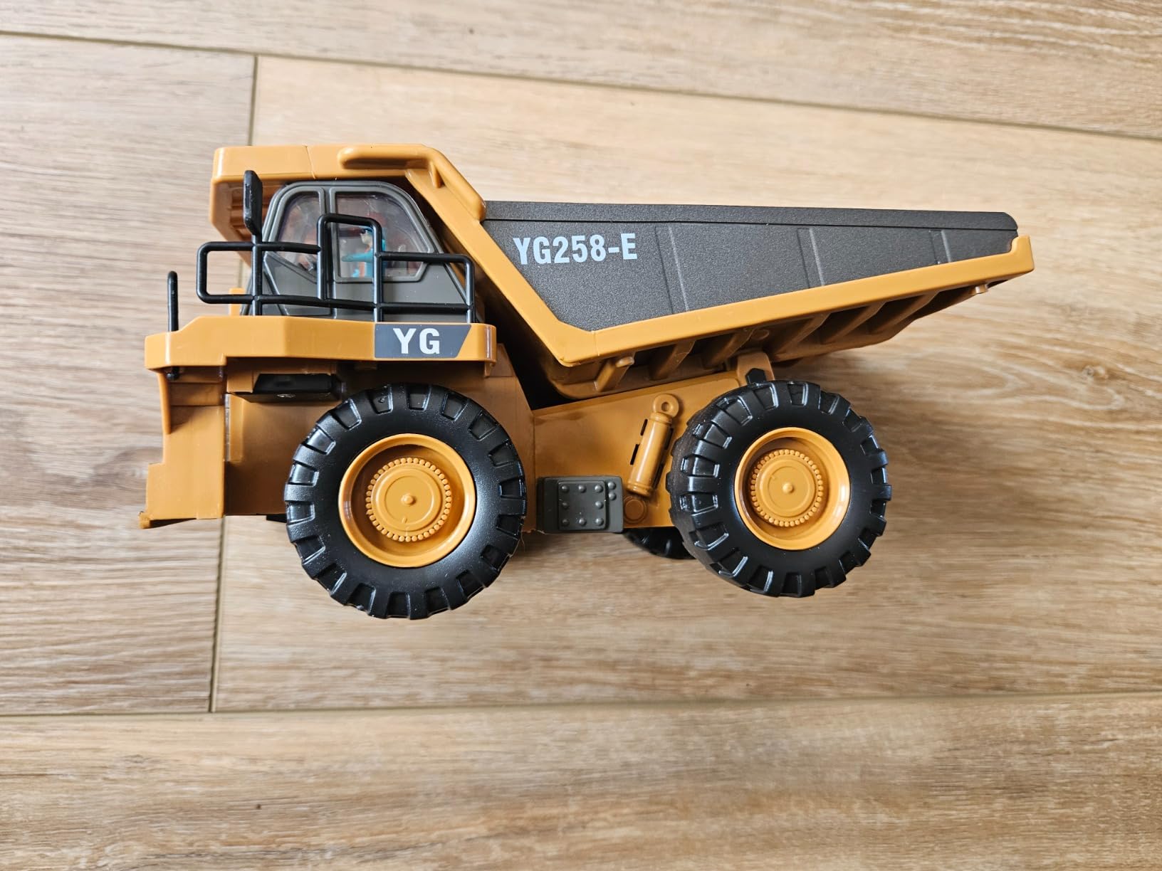 Pro-Grade Remote Control Excavator for Adult Metal Micro-Scale RC Construction Model with Leadscrew Digging System, Dual Battery Includes Portable Carry Case customer photo 2