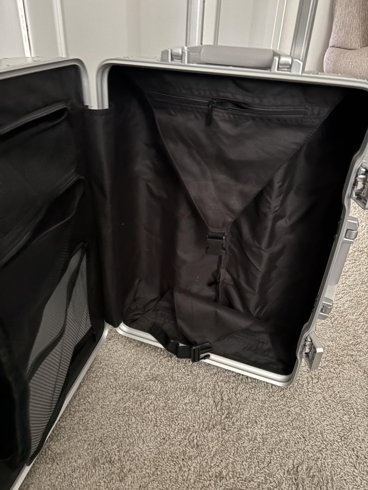 VentureVault All Aluminum 20 Inch Carry On Luggage, Zipperless, Black customer photo 1