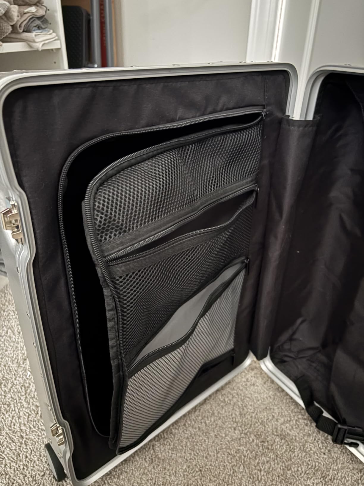 VentureVault All Aluminum 20 Inch Carry On Luggage, Zipperless, Black customer photo 2