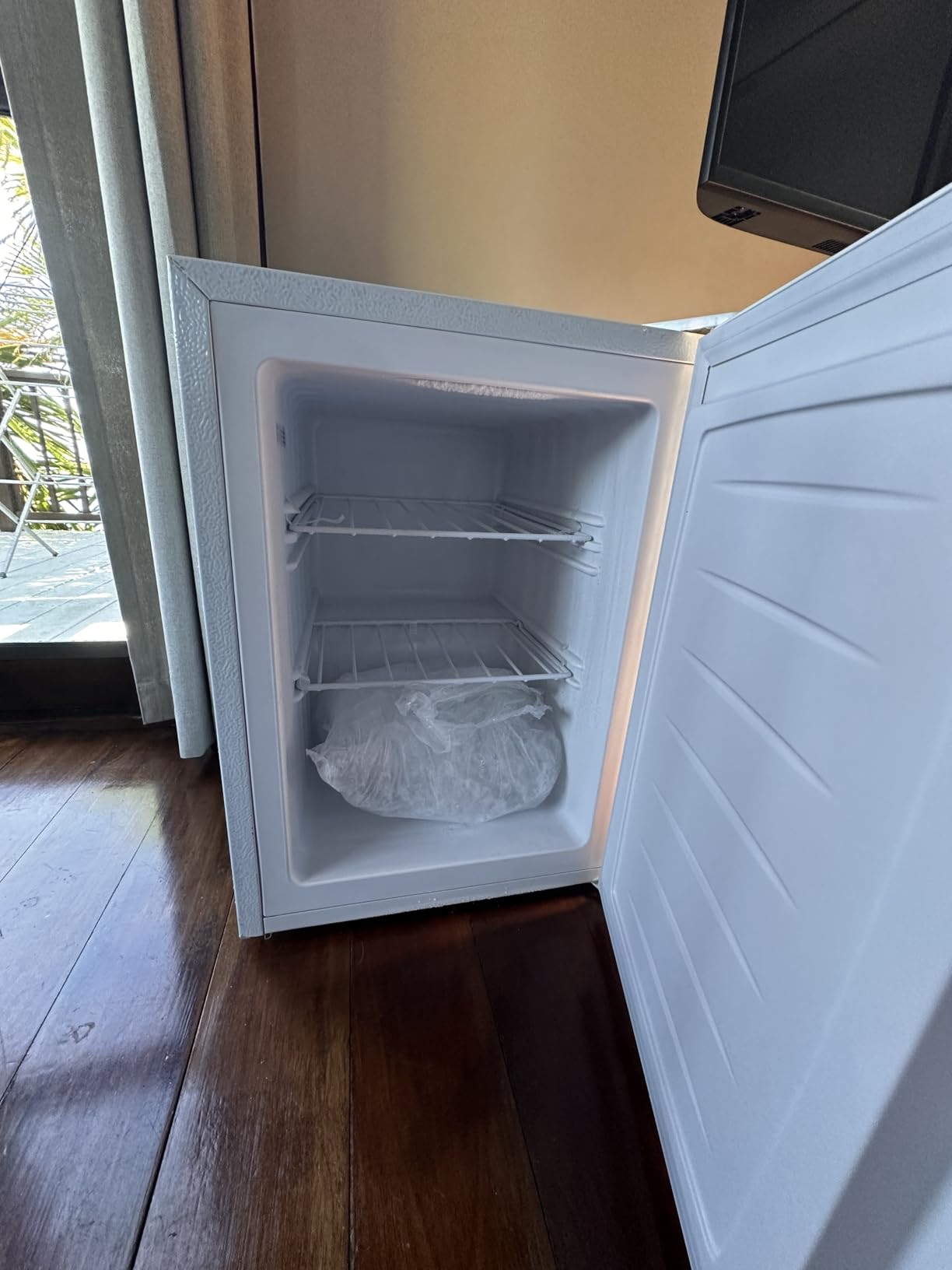 Electactic 6.5 Cu.ft Upright Freezer, Small Stand Up Freezer, White customer photo 2
