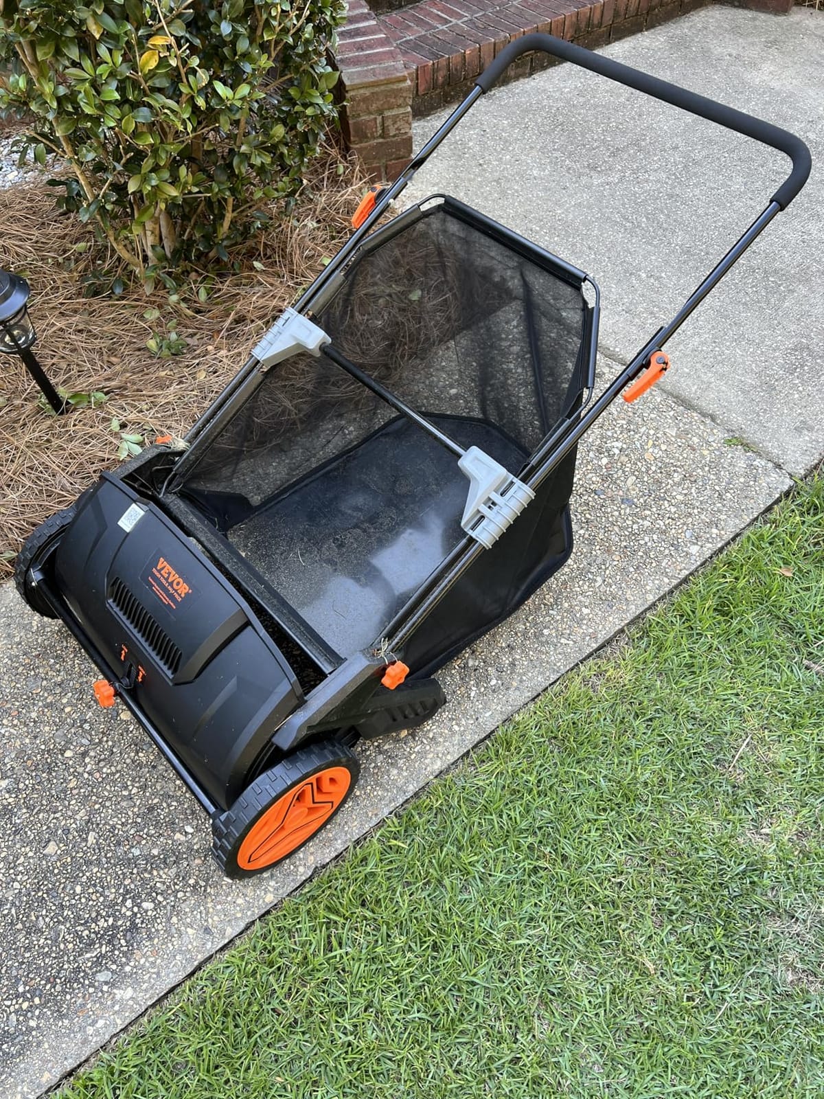 VEVOR Push Lawn Sweeper 26 in Leaf & Grass Collector 7 cu. ft. Hopper Bag | 10-Level Height Adjustable V-Shaped Brushes, Heavy Duty Yard Sweeper for Leaves, Grass Clippings & Pine Needles customer photo 2