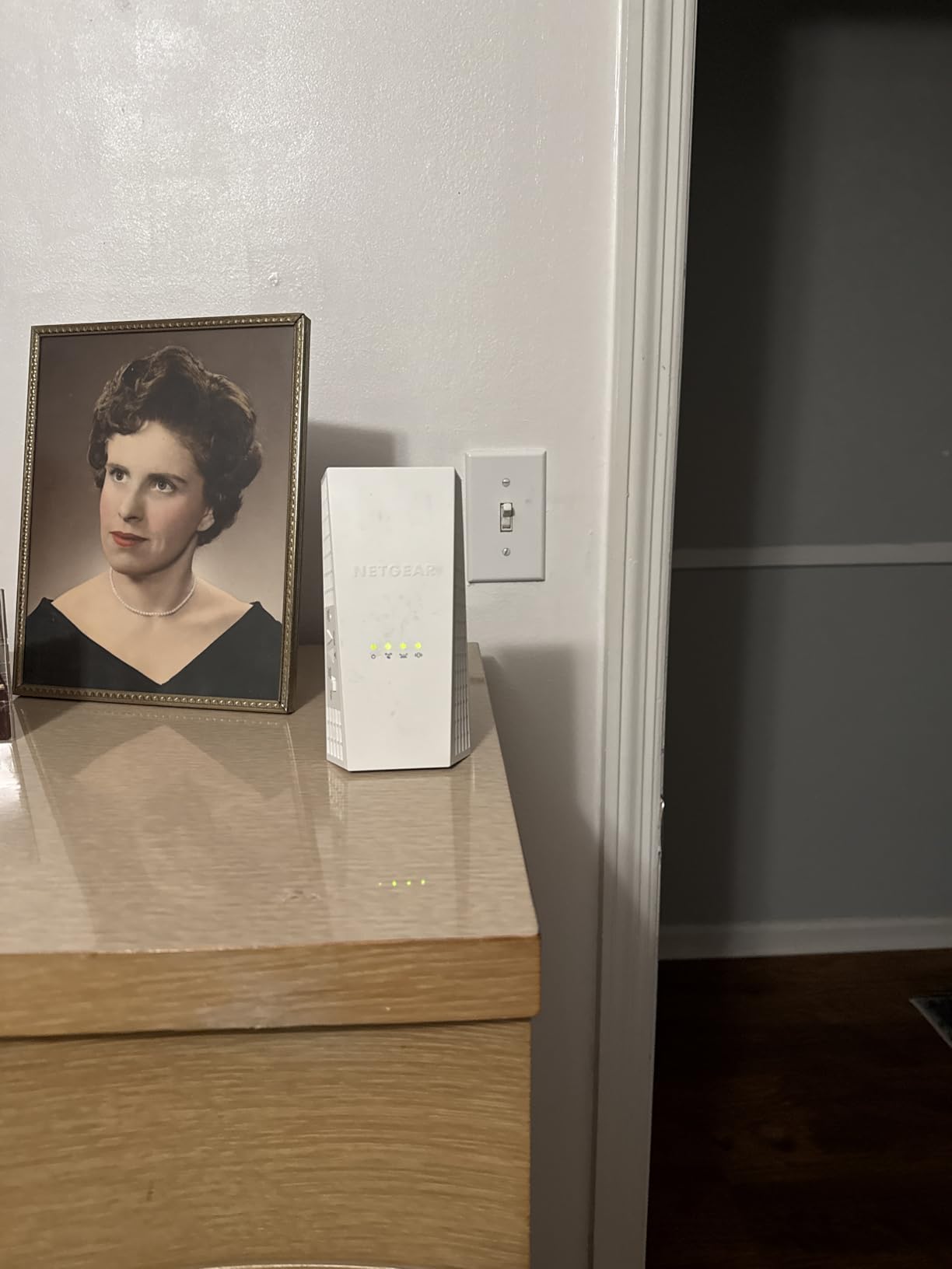 NETGEAR WiFi Extender EX6400, up to 2,100 sq ft, 1.9 Gbps customer photo 1