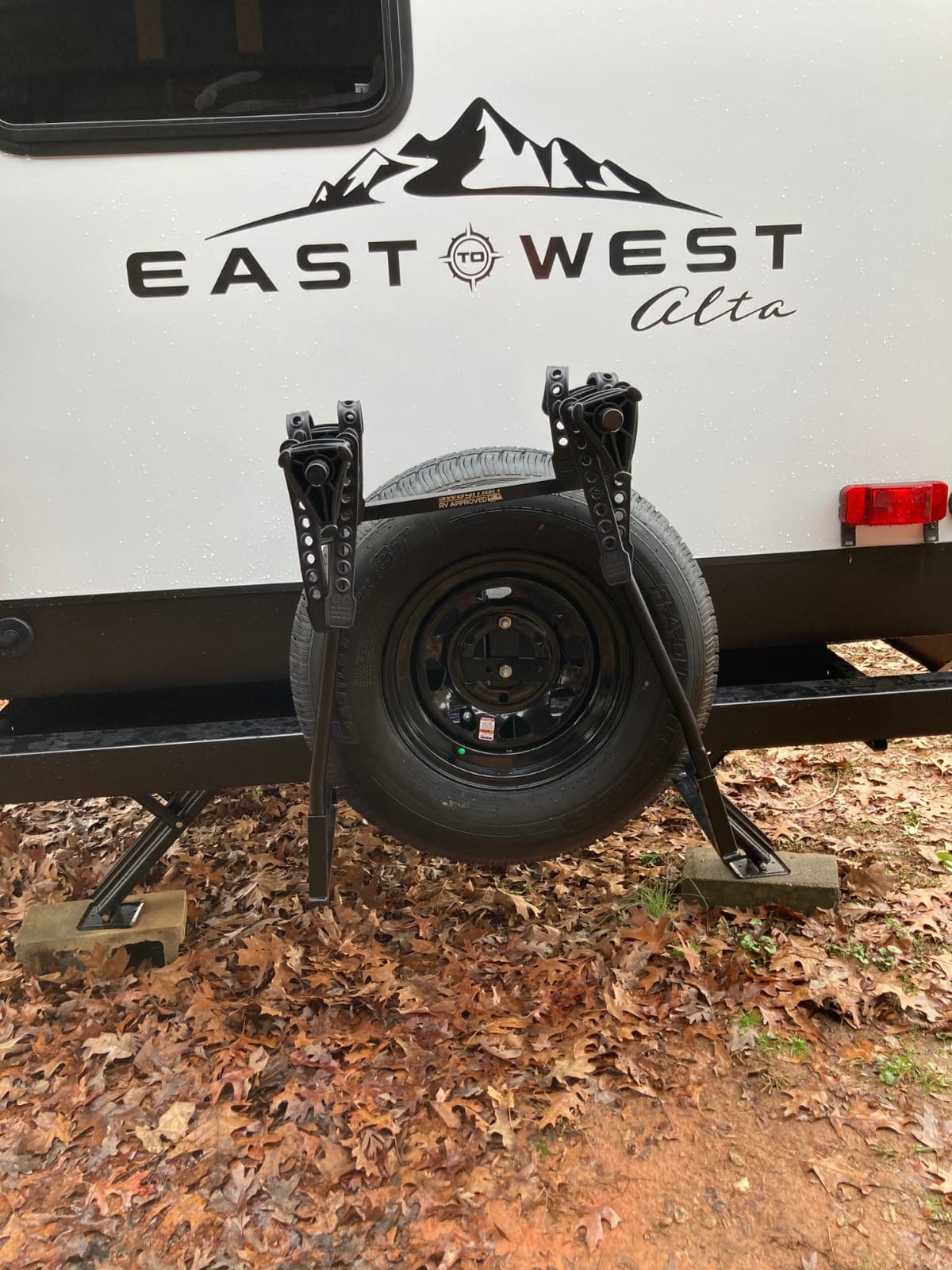 Swagman Around The Spare DLX – RV Bike Rack for Trailers with Rear Bumper Mounted Spare Tires customer photo 2