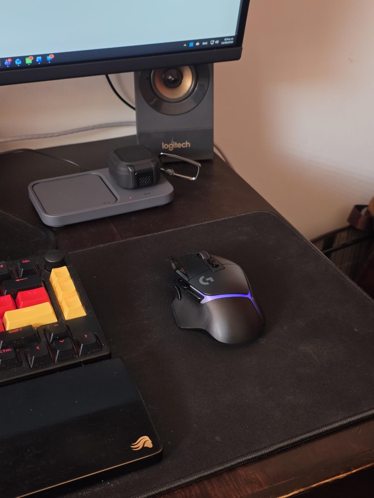 Logitech G G502 X PLUS LIGHTSPEED Wireless RGB Mouse for Gaming - Optical Mouse with LIGHTFORCE Hybrid Breaker , LIGHTSYNC RGB, HERO 25K Gaming Sensor, Compatible with PC - MacOS/Windows - Black customer photo 1