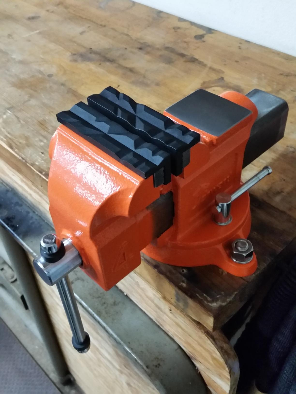 Forward 30608 8 Inch Bench Vise Heavy Duty with Anvil and 360° Swivel Base customer photo 1