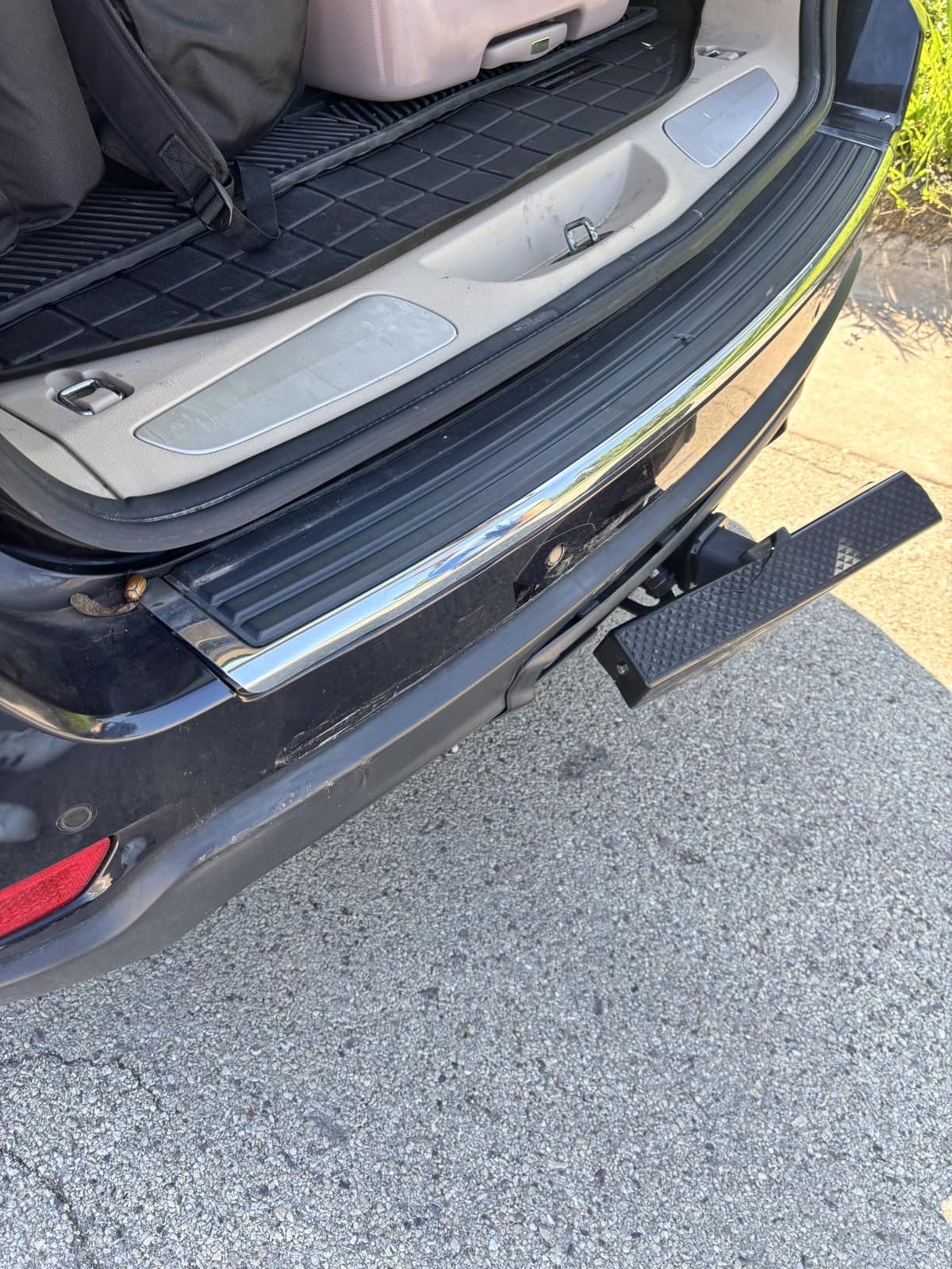 Eapele Hitch Step for 2 Inch Receiver, Universal Anti Slip Bumper Guard, 600lbs Maximum Load, for Trailer Tow Truck Pickup SUV Pickup Van RV customer photo 1
