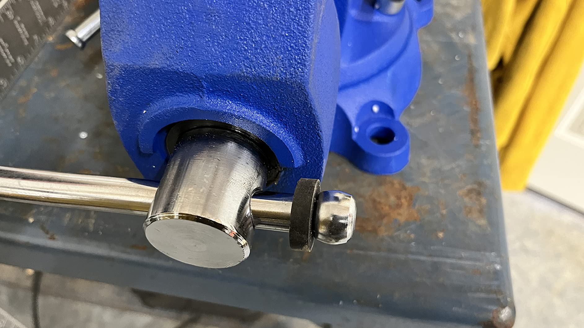 Forward CR40A 4.5 Inch Bench Vise Heavy Duty with Anvil and 210°Swivel Base customer photo 2